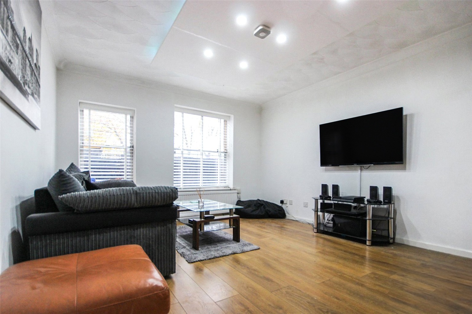 1 bed ground floor maisonette to rent in Ashburnham Road, Bedford  - Property Image 2