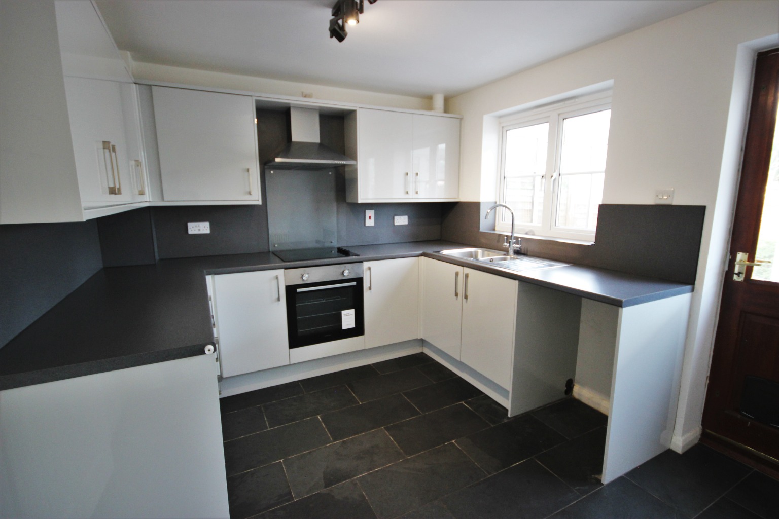 3 bed terraced house to rent in Bedford  - Property Image 2