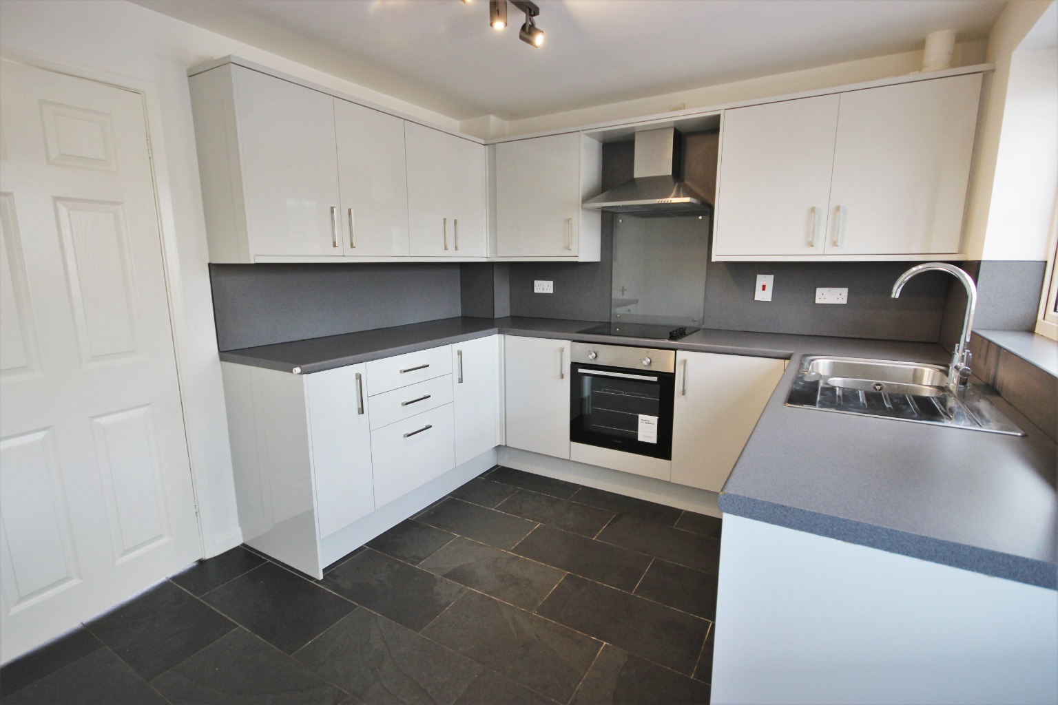 3 bed terraced house to rent in Bedford  - Property Image 3