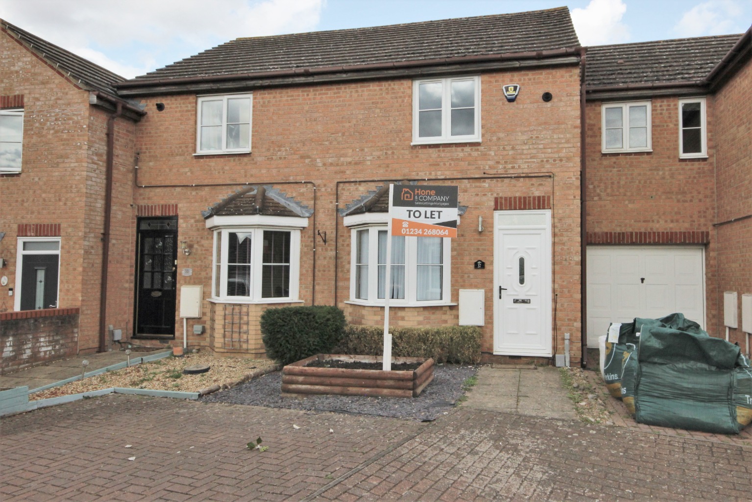 3 bed terraced house to rent in Bedford  - Property Image 1