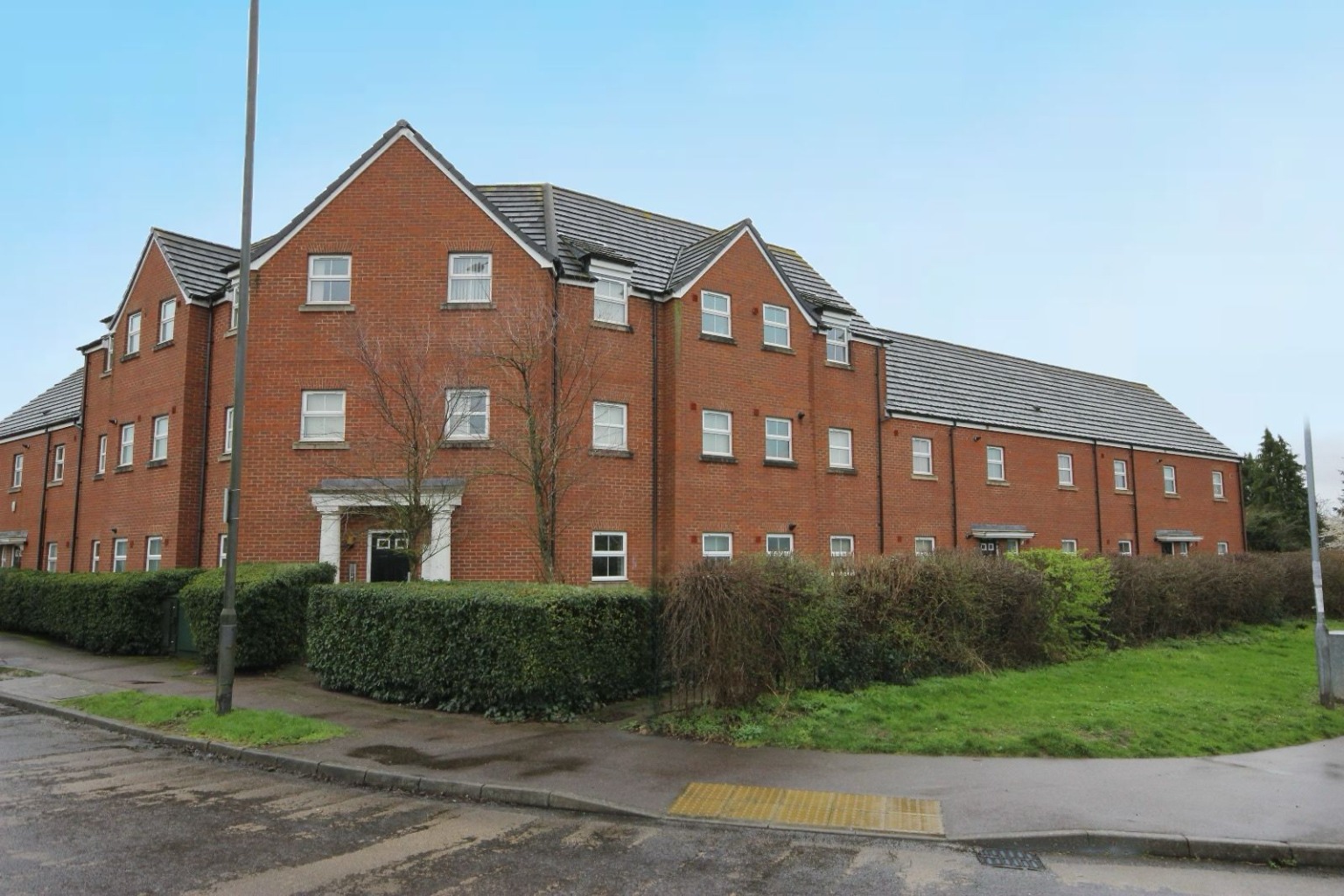2 bed ground floor flat to rent in Twinwood Road, Bedford - Property Image 1