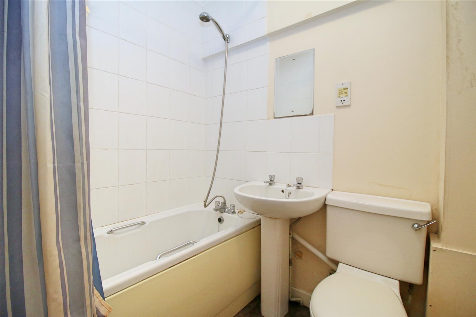 2 bed flat for sale in Clyde Street, Bingley  - Property Image 7