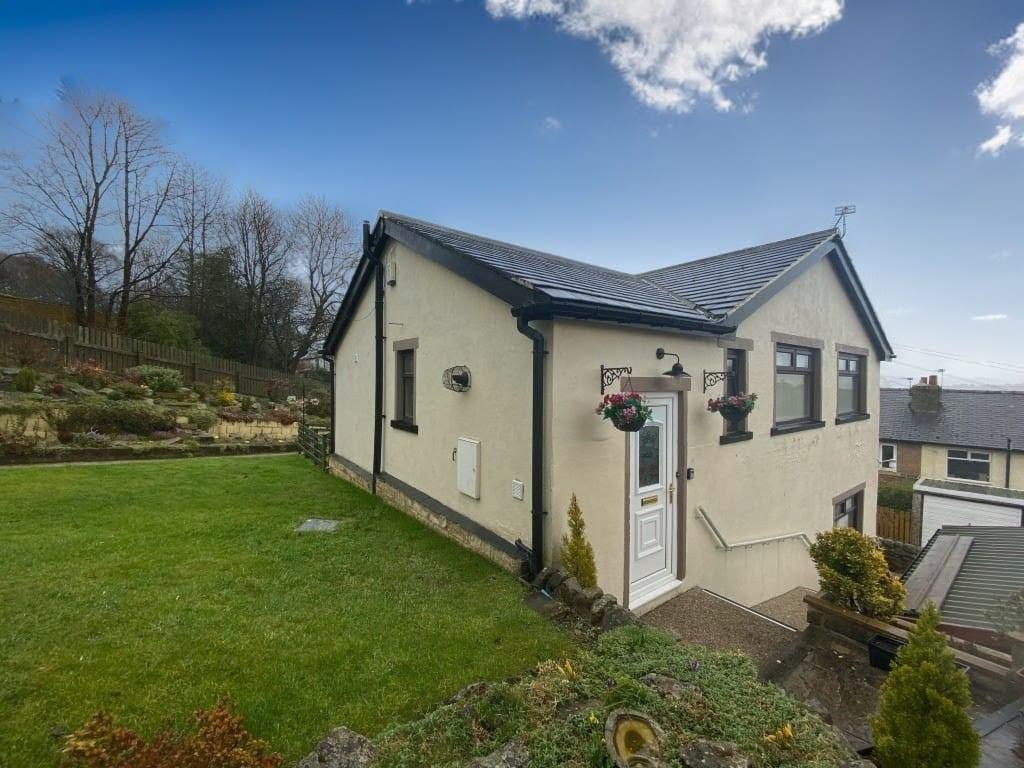 2 bed detached bungalow to rent in Braithwaite Edge Road, Keighley  - Property Image 1