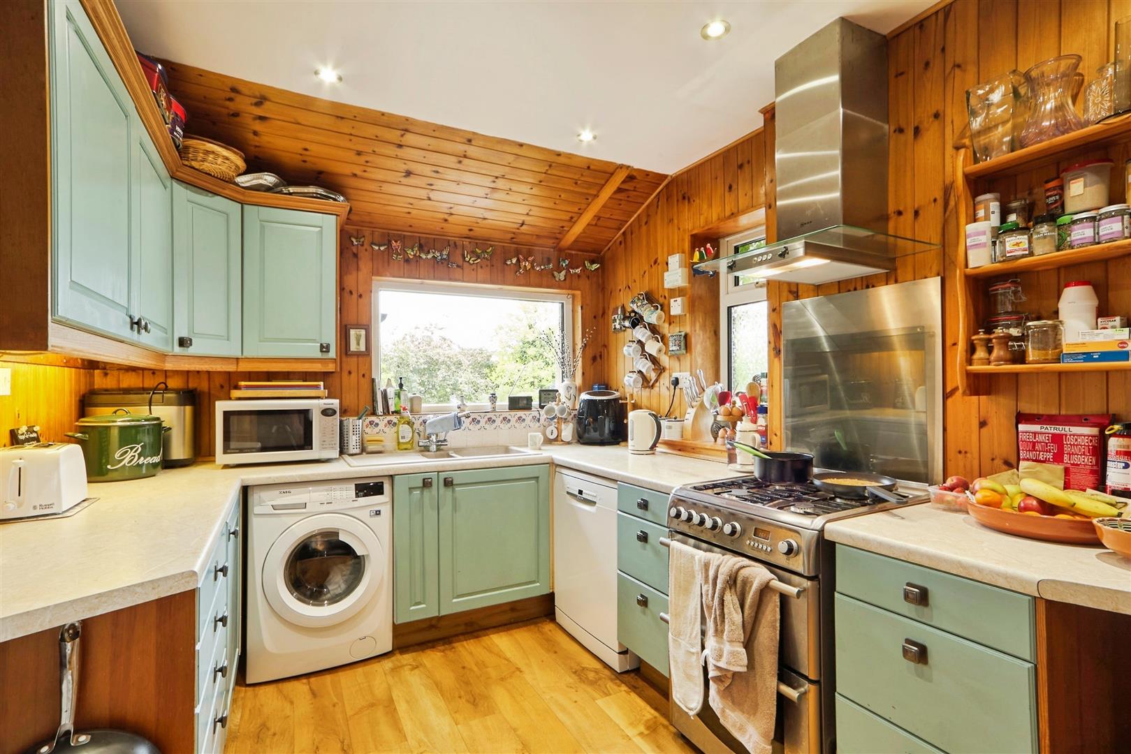 6 bed semi-detached house for sale in Highfield Lane, Keighley  - Property Image 4