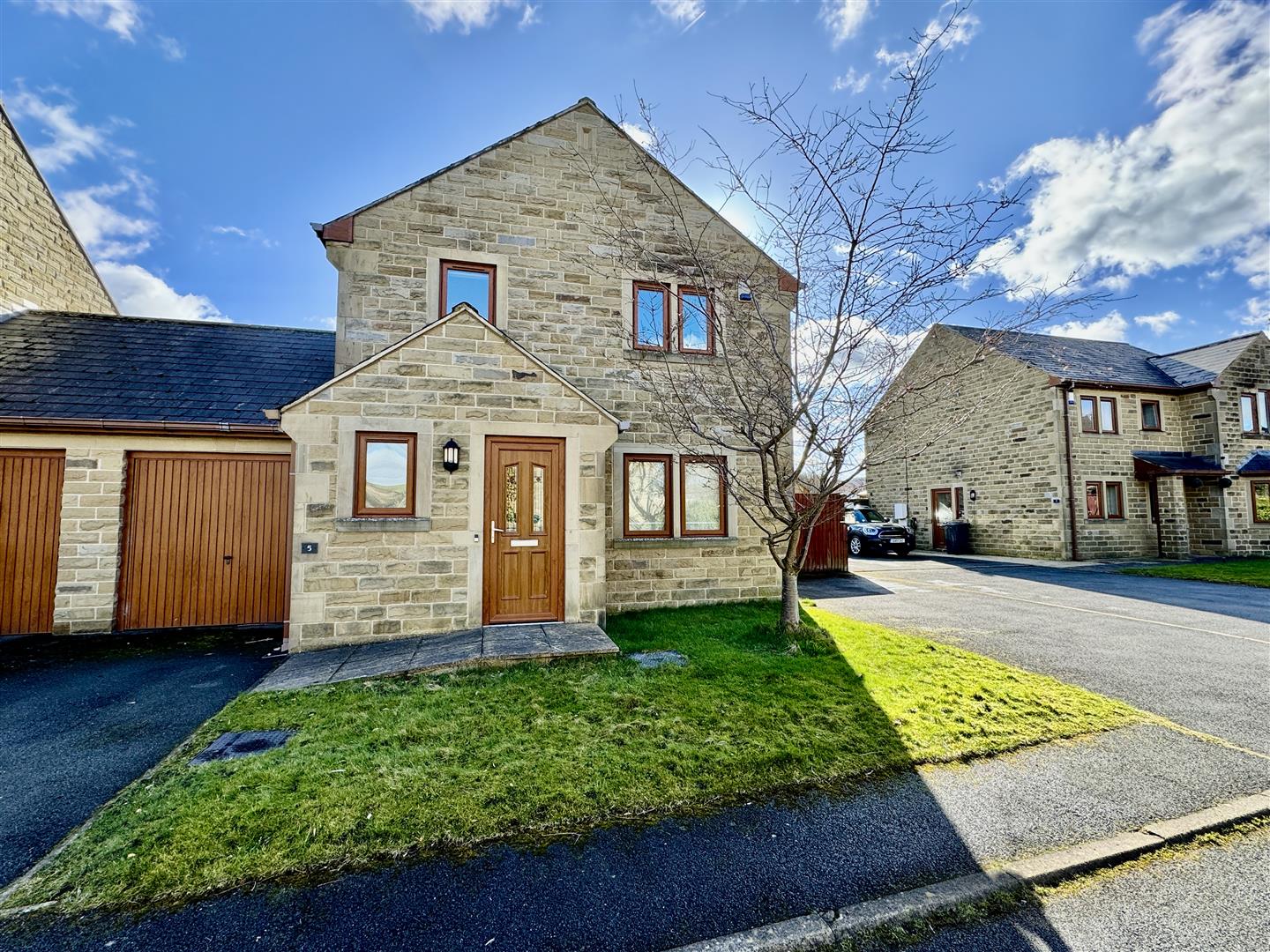 3 bed detached house for sale in Halifax Road, Cullingworth  - Property Image 1