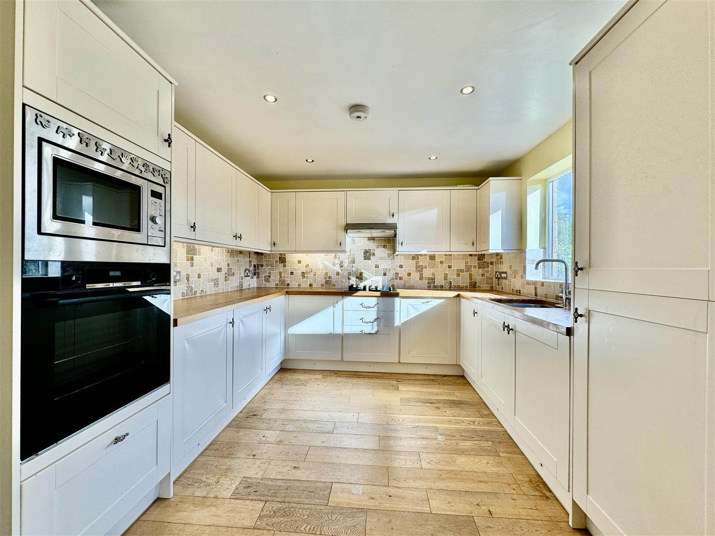 3 bed detached house for sale in Halifax Road, Cullingworth  - Property Image 2