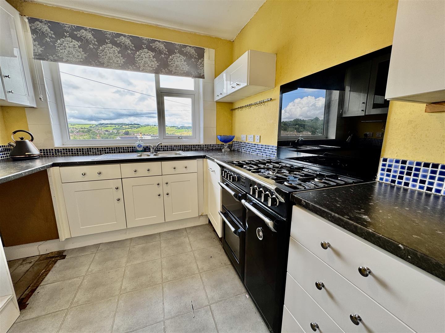 2 bed semi-detached bungalow for sale in Brow Top Road, Keighley  - Property Image 3