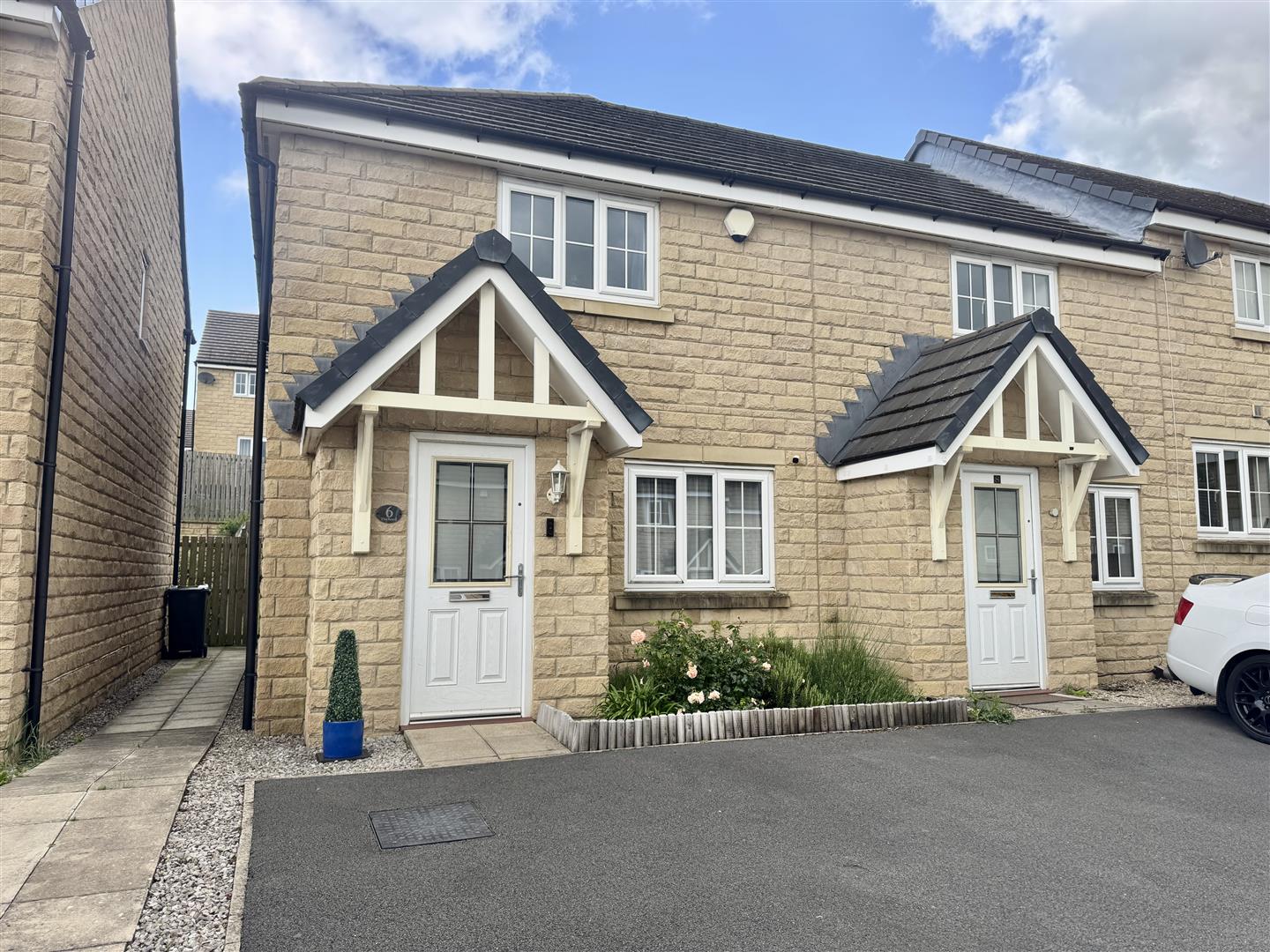 2 bed end of terrace house for sale in The Knoll, Keighley, BD22