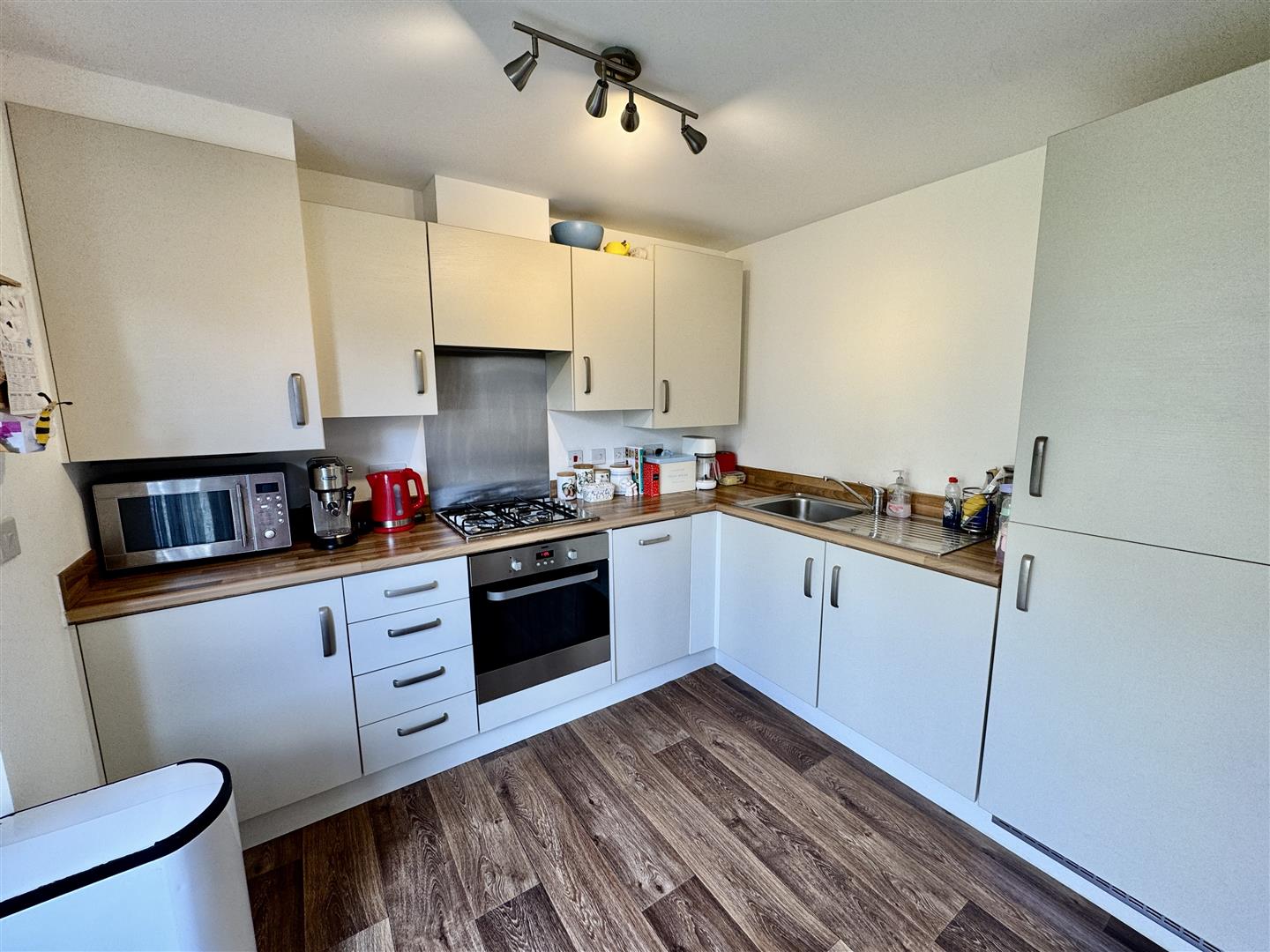 2 bed end of terrace house for sale in The Knoll, Keighley  - Property Image 2