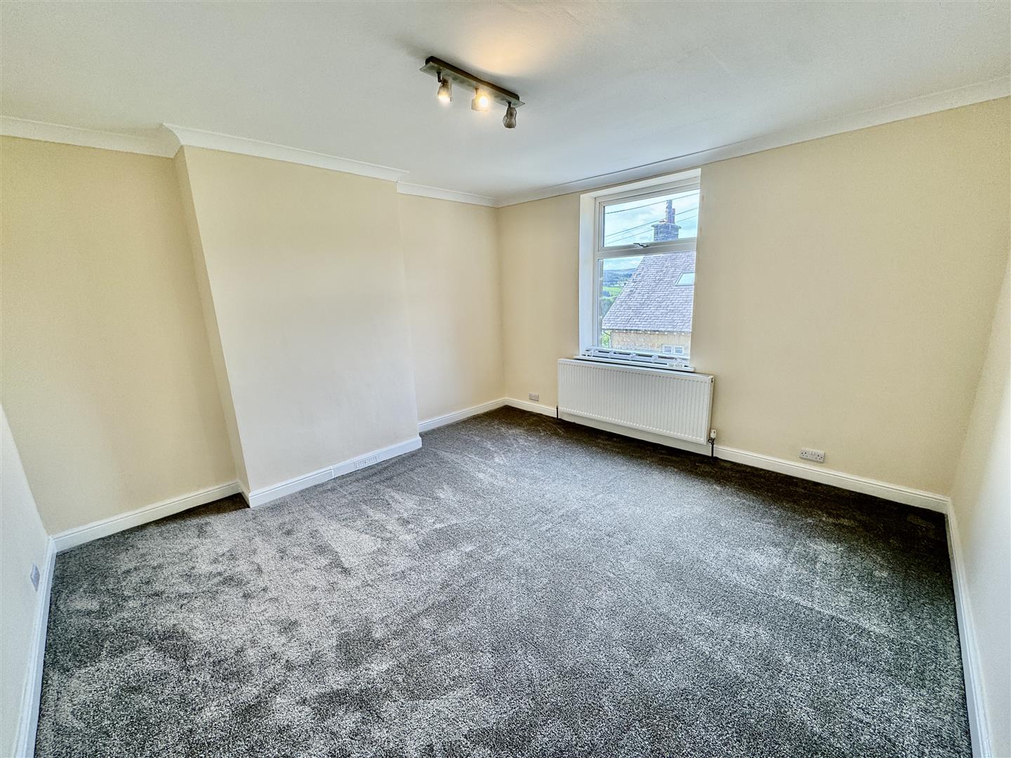 2 bed end of terrace house for sale in Apsley Street, Oakworth, Keighley, BD22 7EY 3