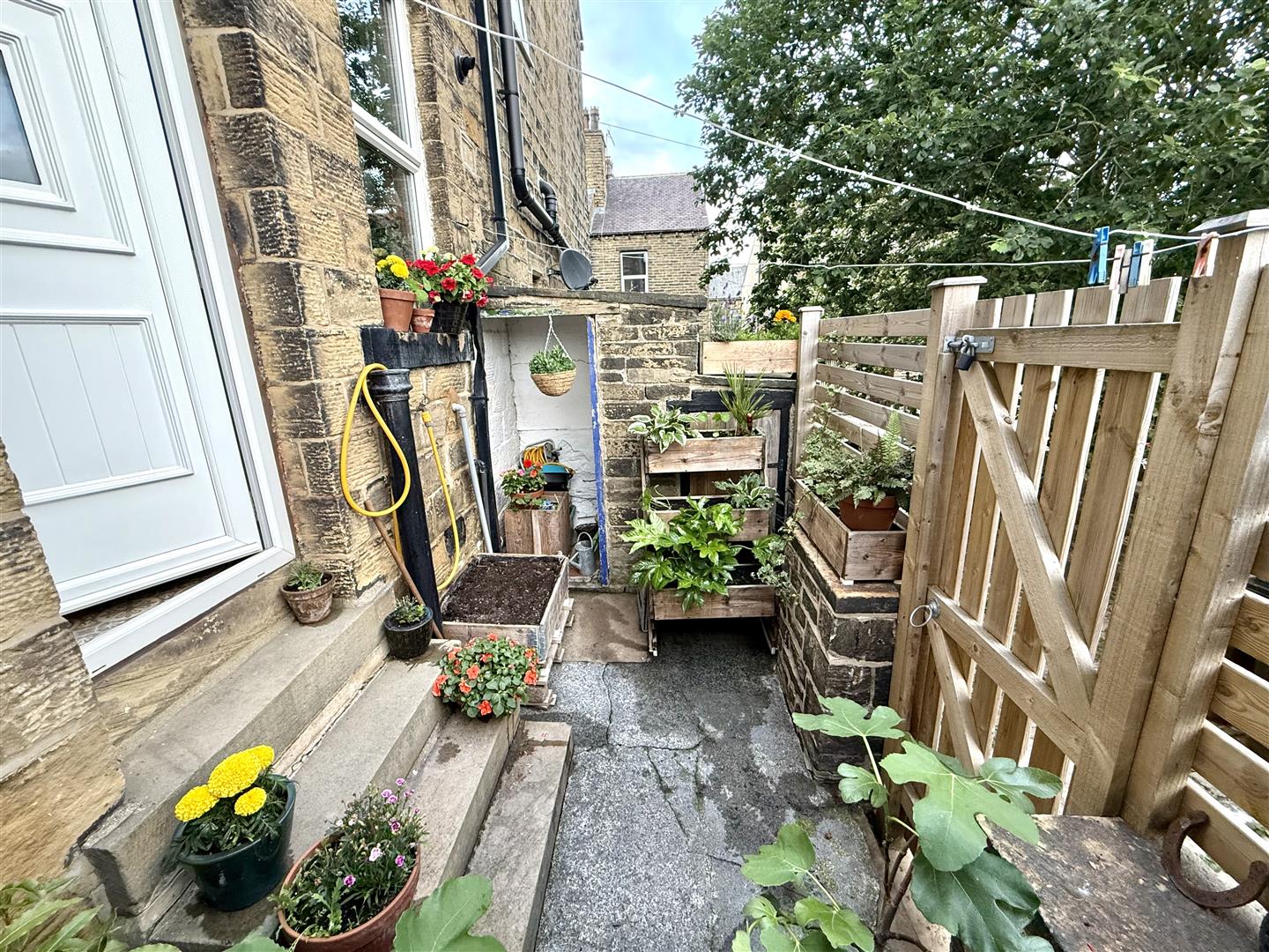 3 bed terraced house for sale in Stanley Road, Keighley  - Property Image 4