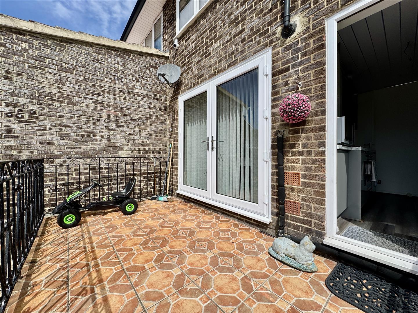 3 bed terraced house for sale in Victoria Court, Keighley  - Property Image 9