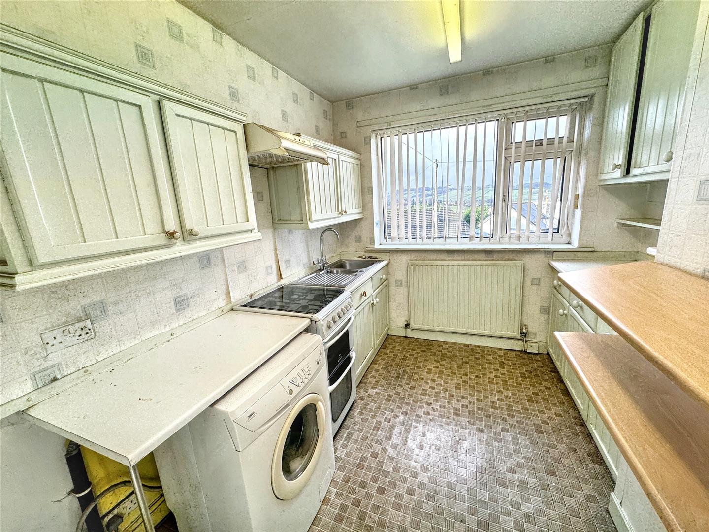 3 bed semi-detached bungalow for sale in Brow Top Road, Cross Roads, Keighley, BD22 9PH  - Property Image 4