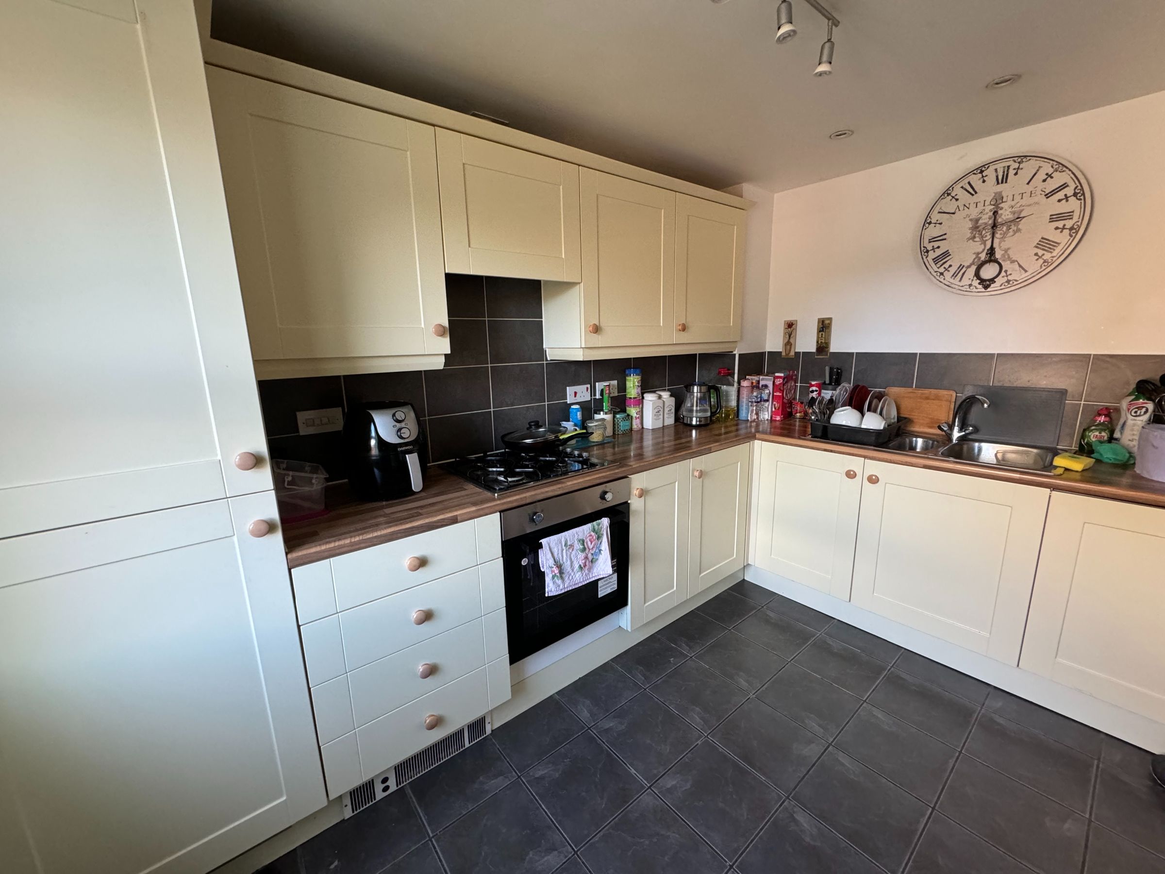4 bed end of terrace house for sale in Lyvelly Gardens, Peterborough  - Property Image 2