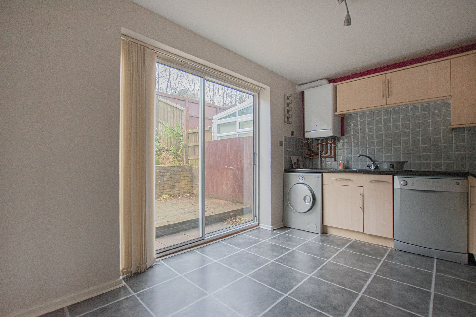 2 bed semi-detached house to rent in Oaklands View, Cwmbran  - Property Image 3