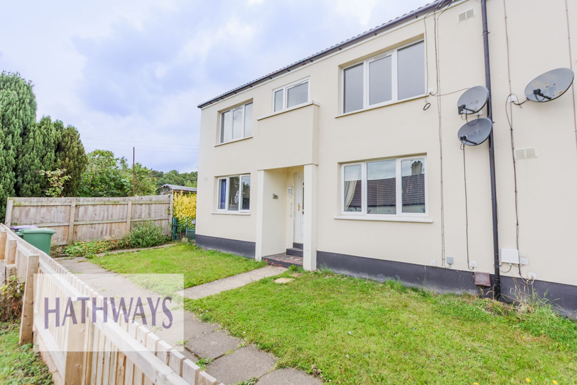 2 bed flat for sale in Oaklands Road, Pontypool  - Property Image 1