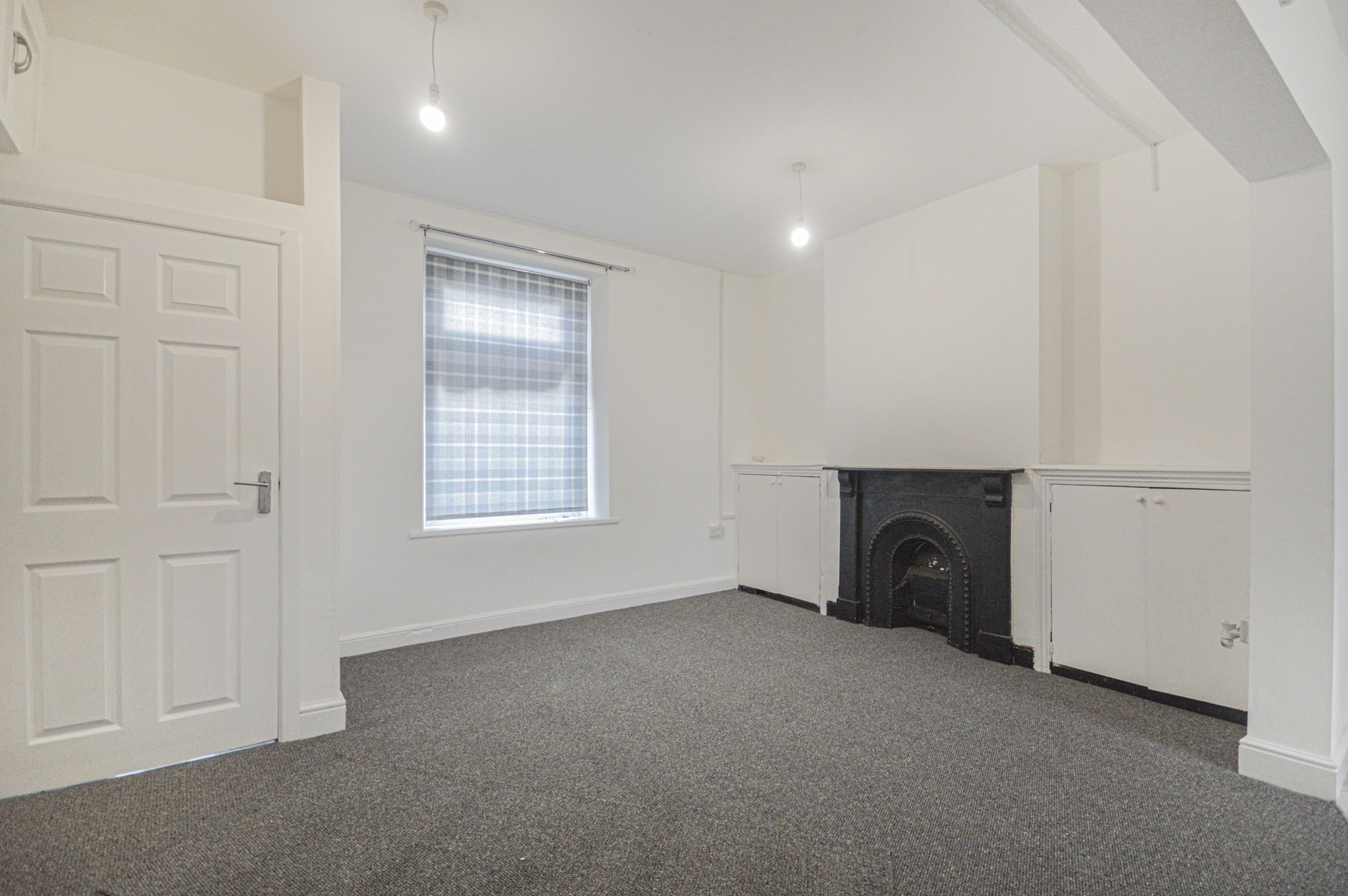 2 bed terraced house to rent in Commercial Street, Cwmbran  - Property Image 3