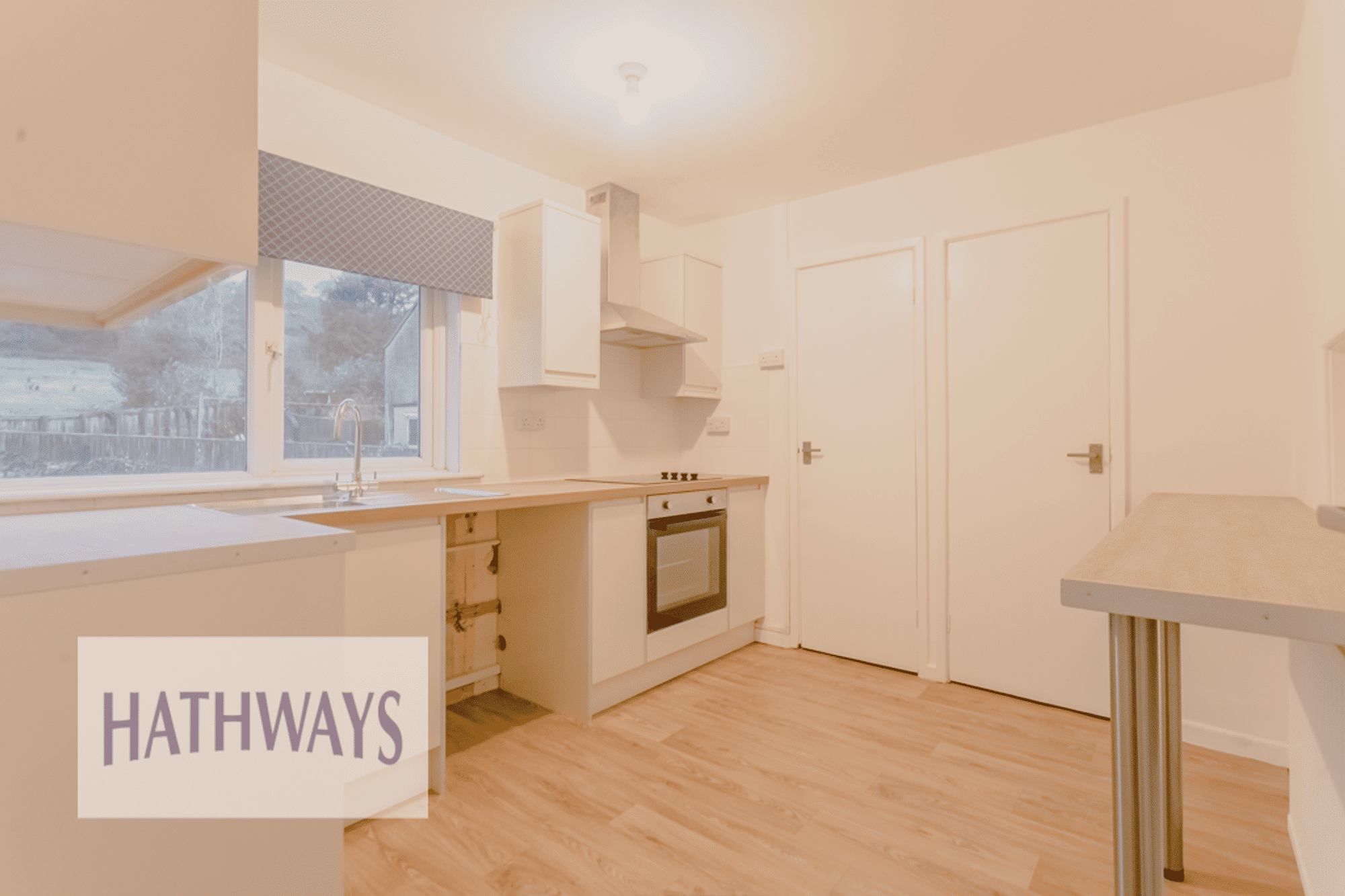 2 bed flat to rent in Oaklands Road, Pontypool 4