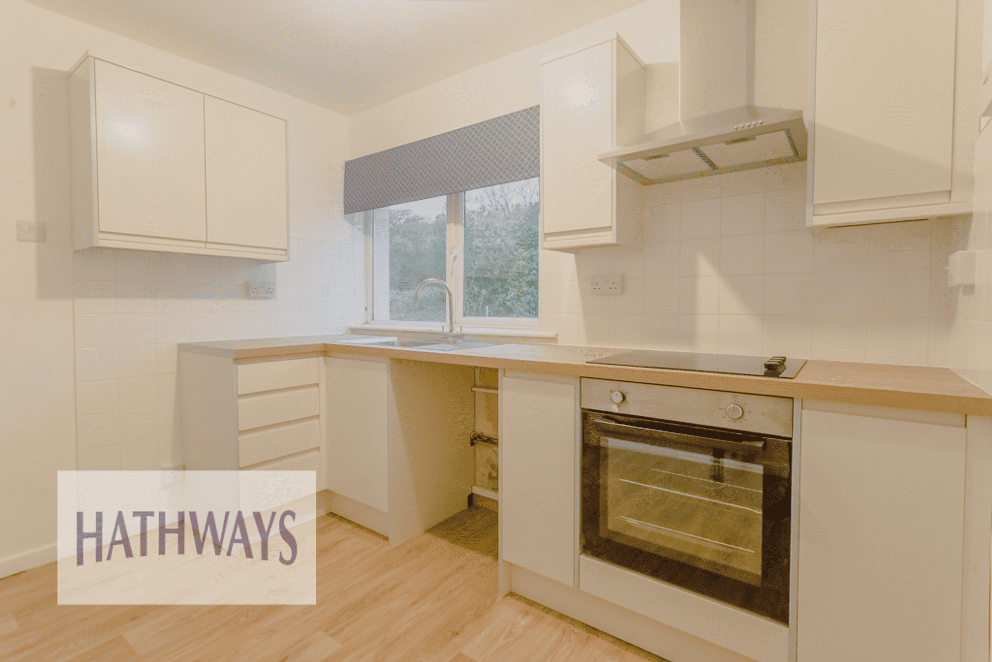 2 bed flat to rent in Oaklands Road, Pontypool 1