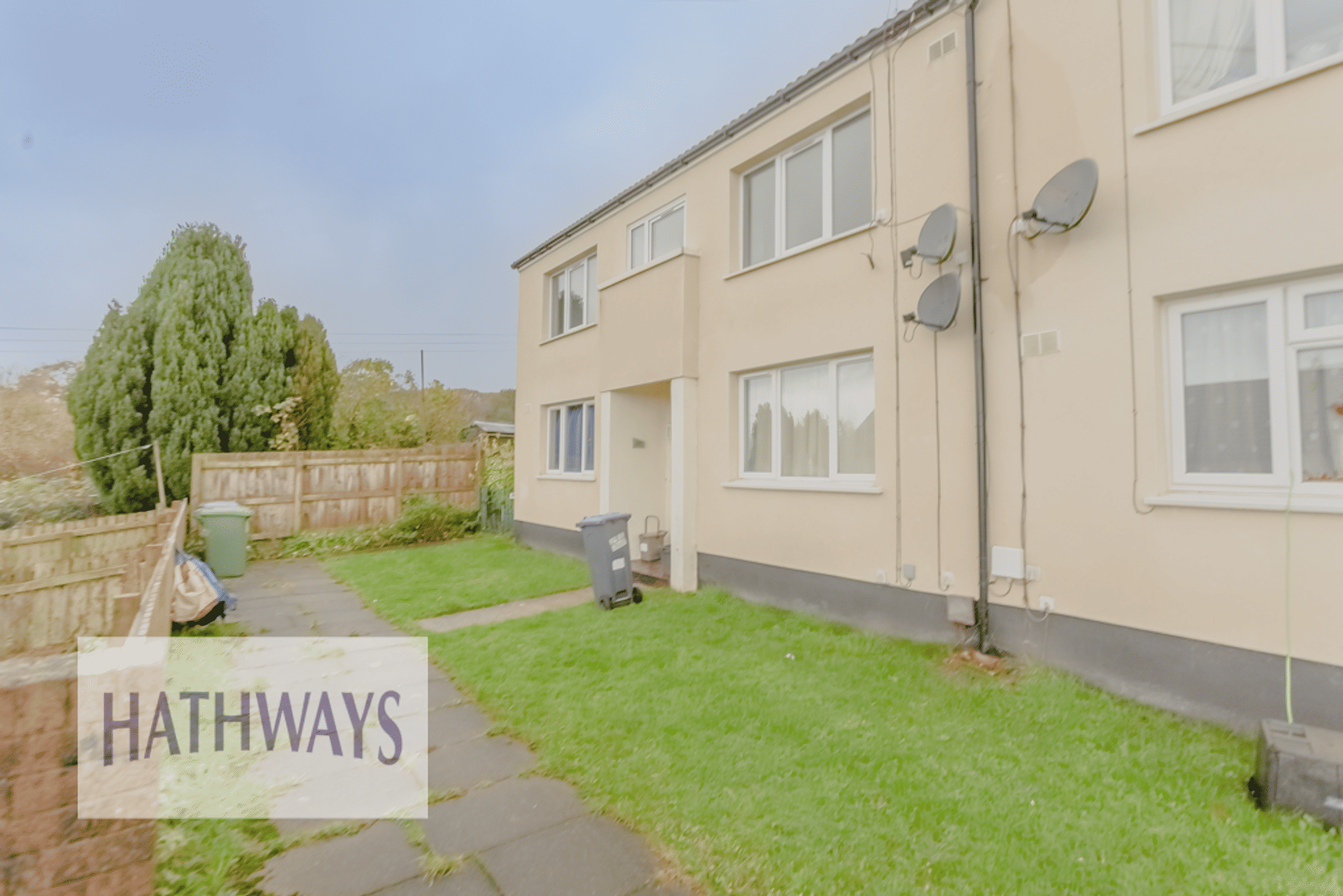 2 bed flat to rent in Oaklands Road, Pontypool, NP4 