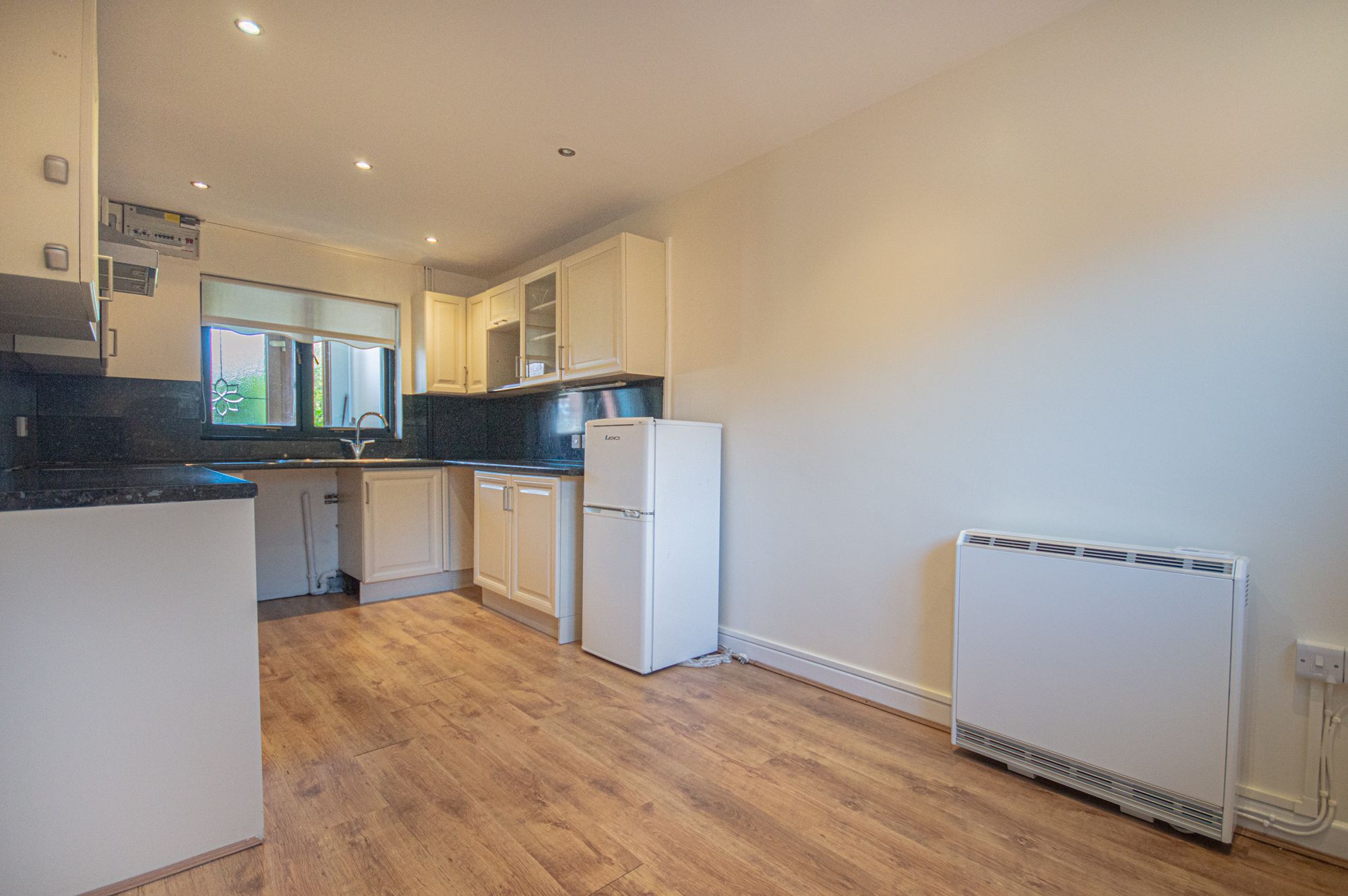 2 bed to rent in Elder Close, Newport  - Property Image 8