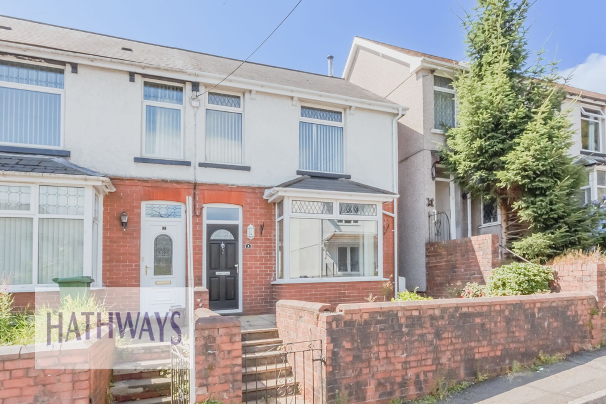 3 bed end of terrace house for sale in Grove Estate, Pontypool - Property Image 1