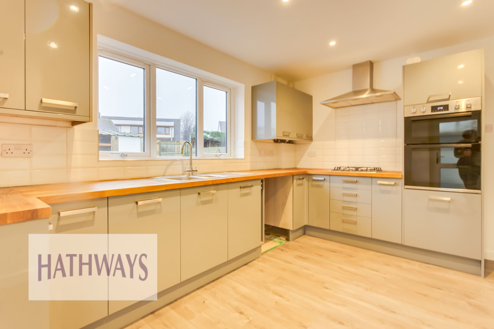 2 bed detached bungalow to rent in Cefn Close, Cwmbran 2