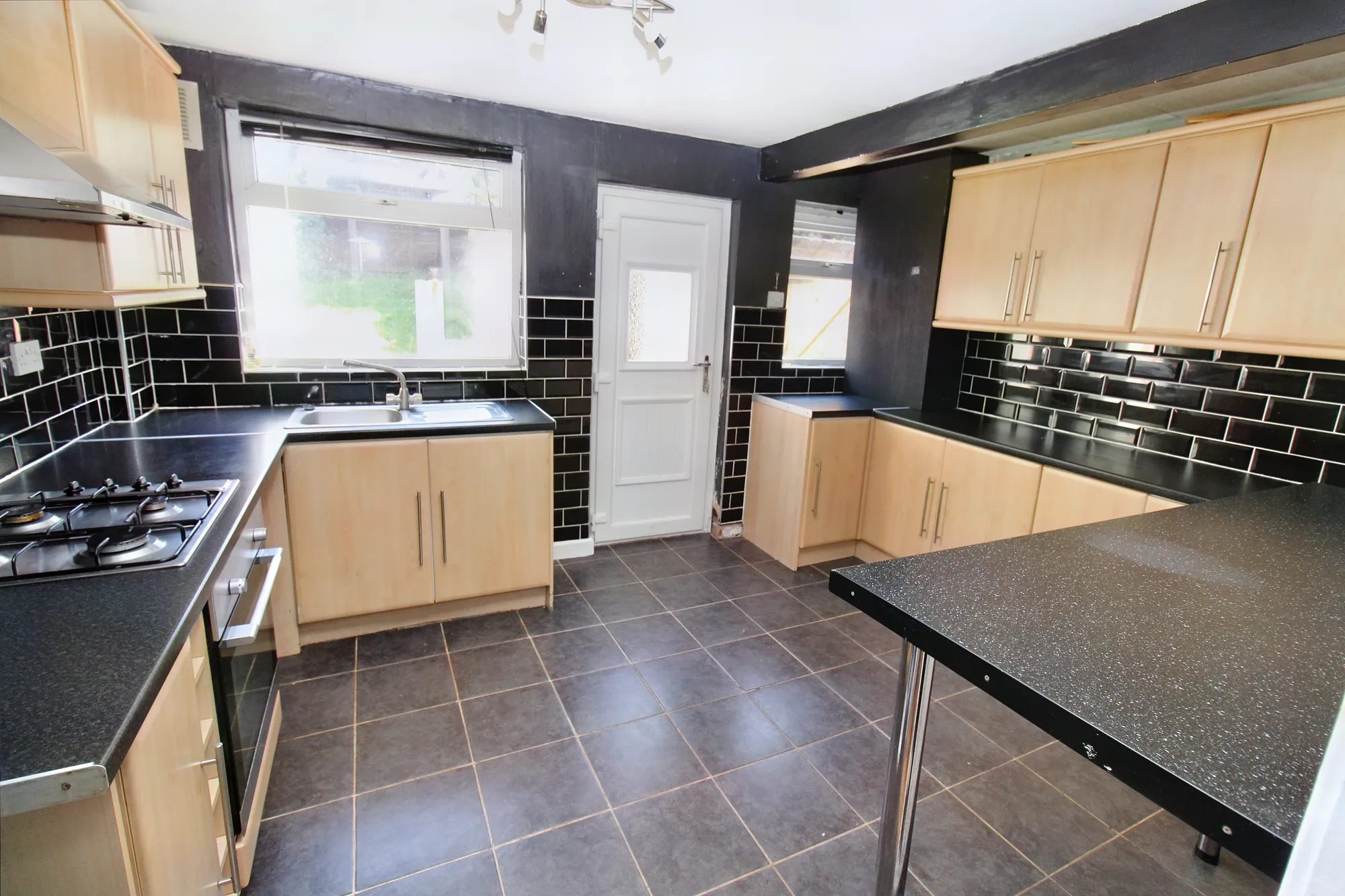 2 bed mid-terraced house to rent in Windsor Drive, Dukinfield  - Property Image 6