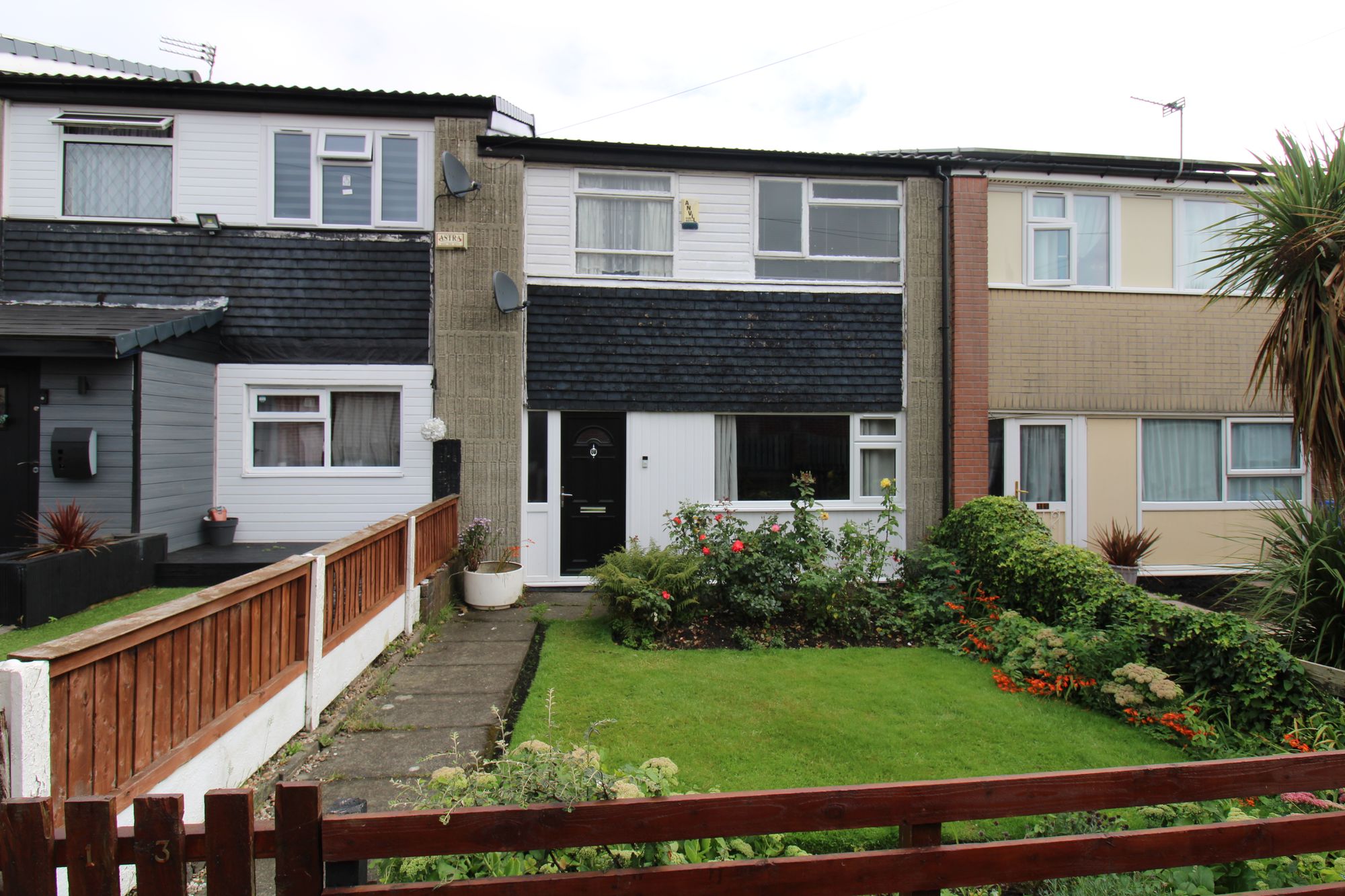 3 bed house for sale in Pot Hill Square, Ashton-Under-Lyne  - Property Image 1