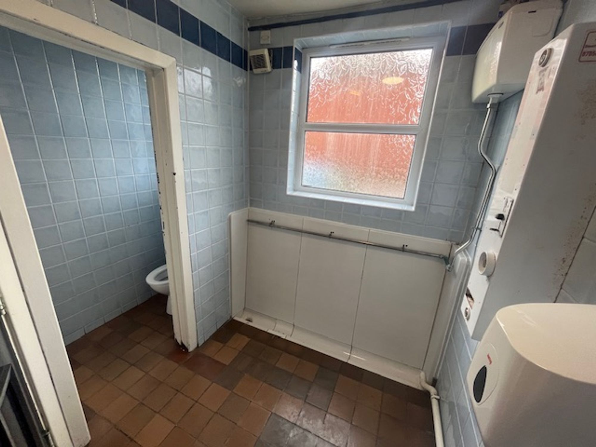 To rent in Stockport Road, Ashton-Under-Lyne  - Property Image 9