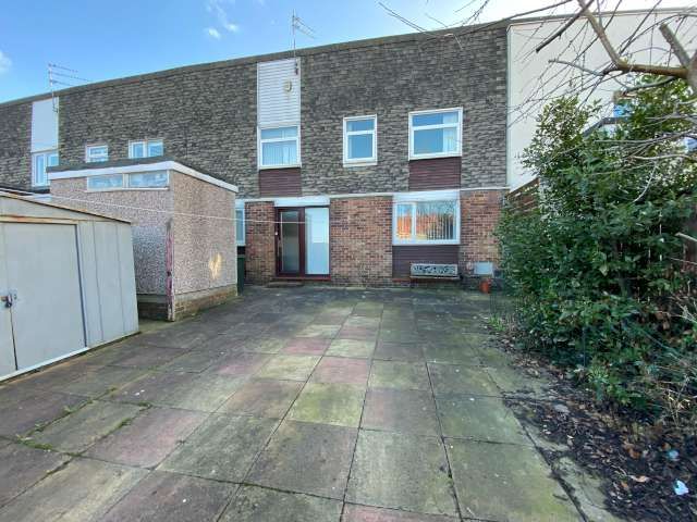 3 bed terraced house to rent in Stoneleigh Avenue, Longbenton - Property Image 1