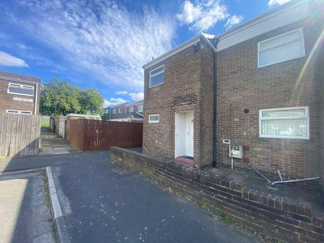 3 bed end of terrace house to rent in Hawksley, Newcastle upon Tyne - Property Image 1