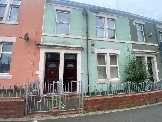 3 bed flat to rent in Bishops Avenue, Newcastle upon Tyne  - Property Image 1