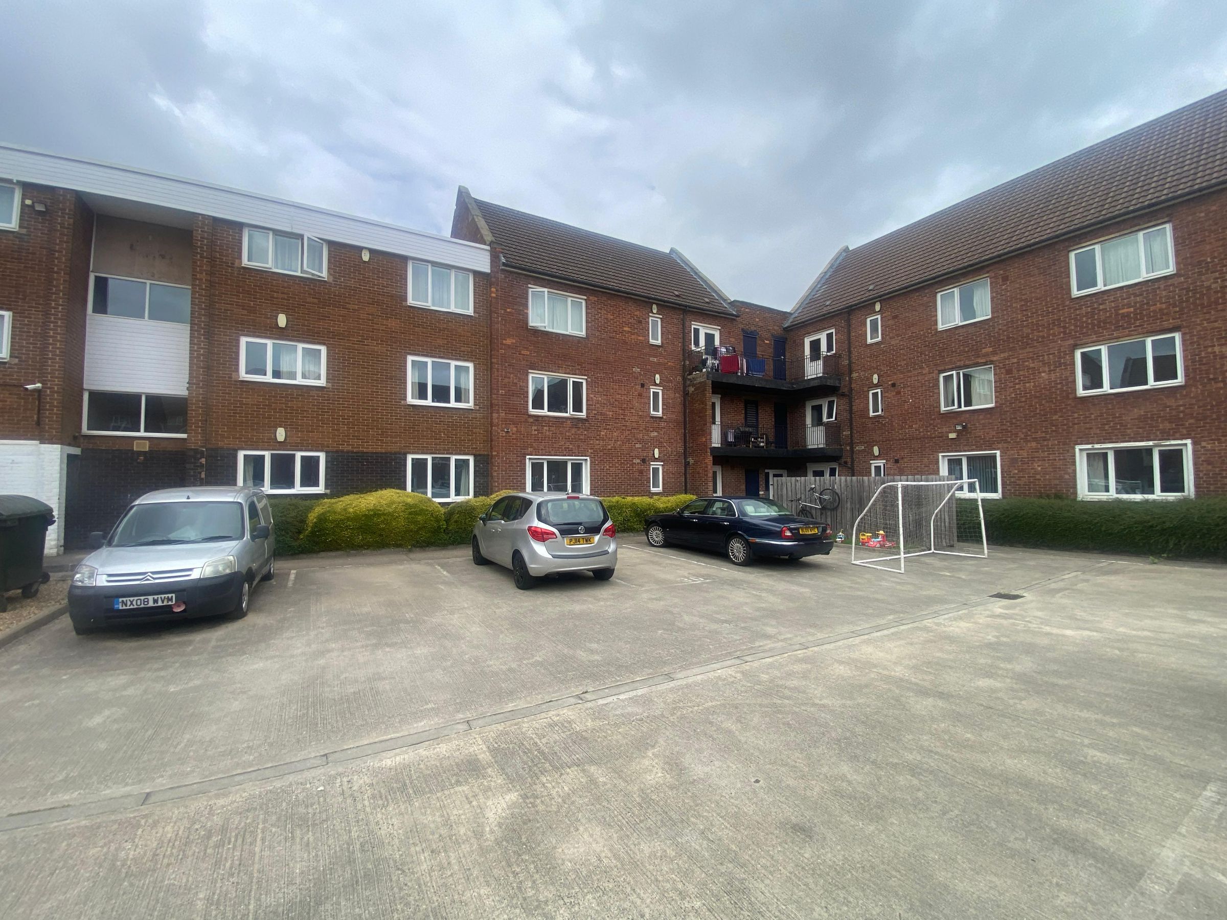 3 bed flat to rent in Park Avenue, Gosforth, Newcastle upon Tyne  - Property Image 1