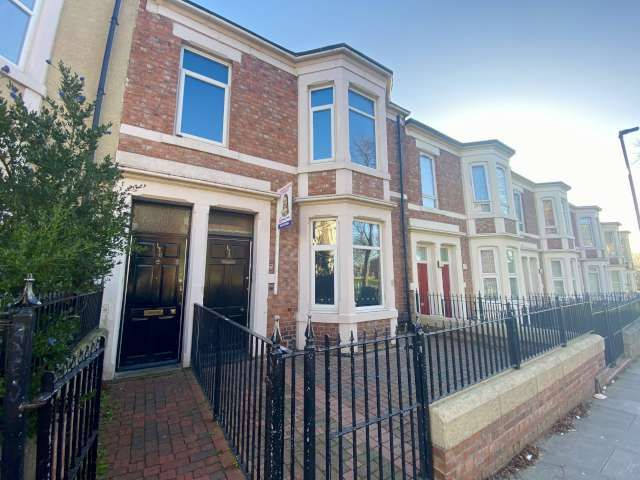 3 bed flat for sale in Hugh Gardens, Newcastle upon Tyne - Property Image 1