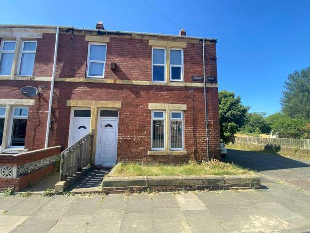 2 bed ground floor flat for sale in Gosforth Terrace, Gateshead  - Property Image 1