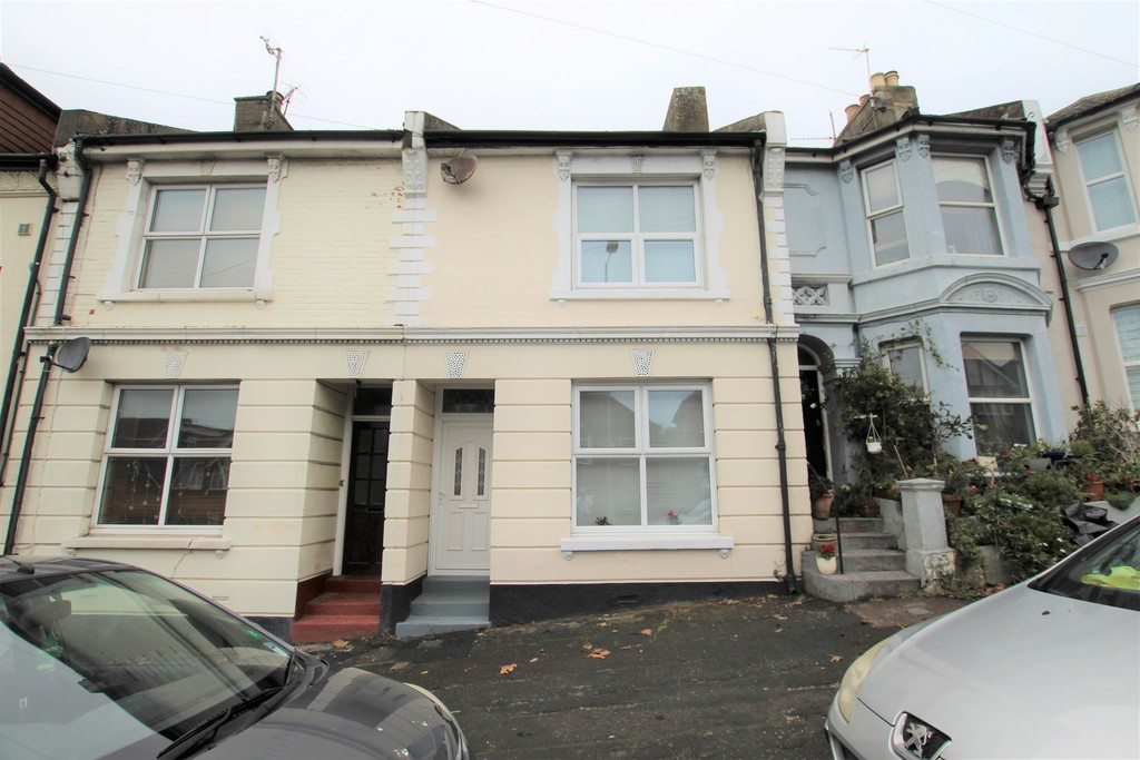 This modern terraced house, benefits from a large reception room, two double bedrooms, well presented kitchen and bathroom, decking area to the rear, double glazing and central heating.Terms:
Holding deposit (part of first month's rent) - £200.00
Rent - £900.00 pcm
Deposit - £900.00
Minimum annual income - £27,000.00