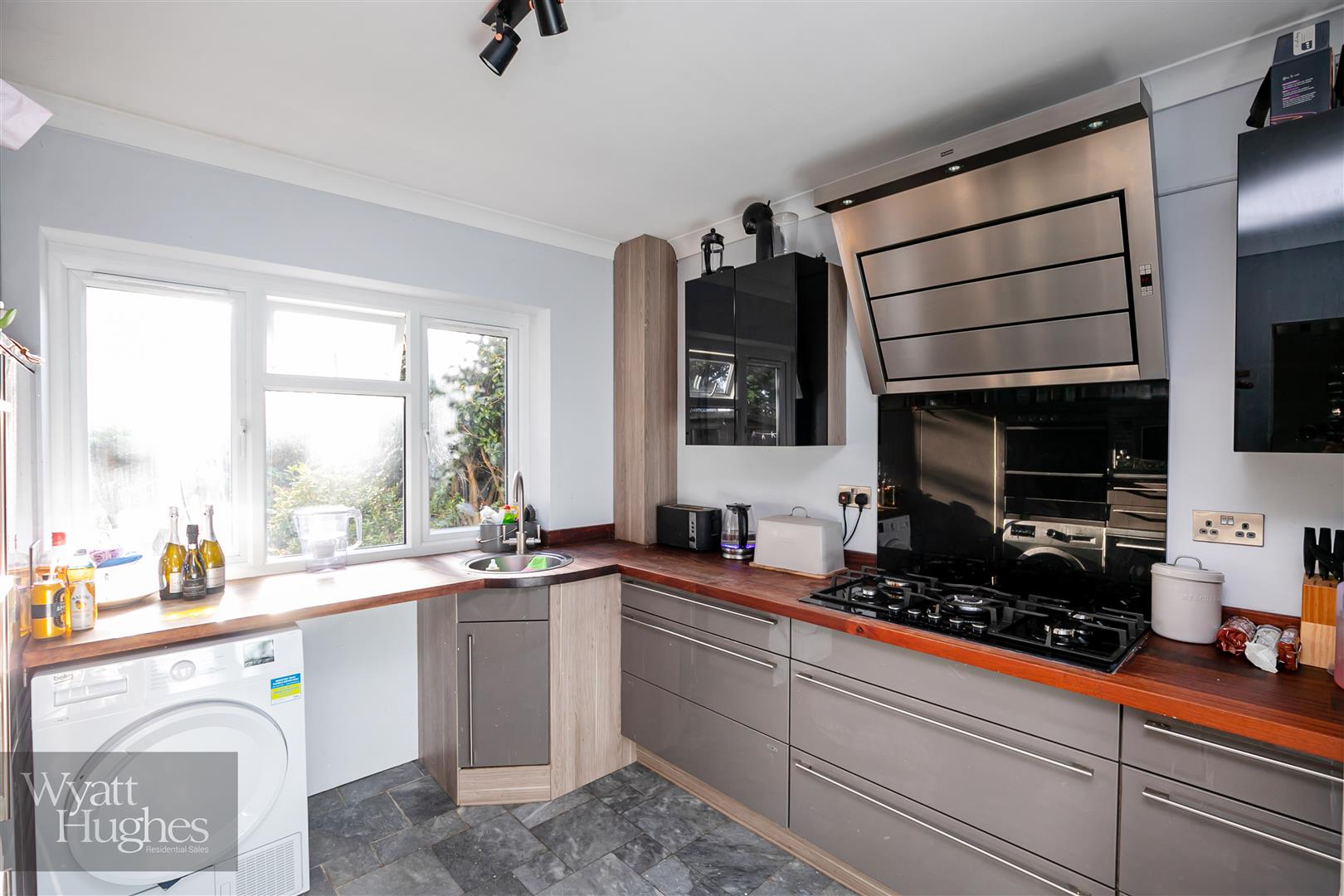 2 bed flat for sale in Pevensey Road, St. Leonards-On-Sea  - Property Image 3