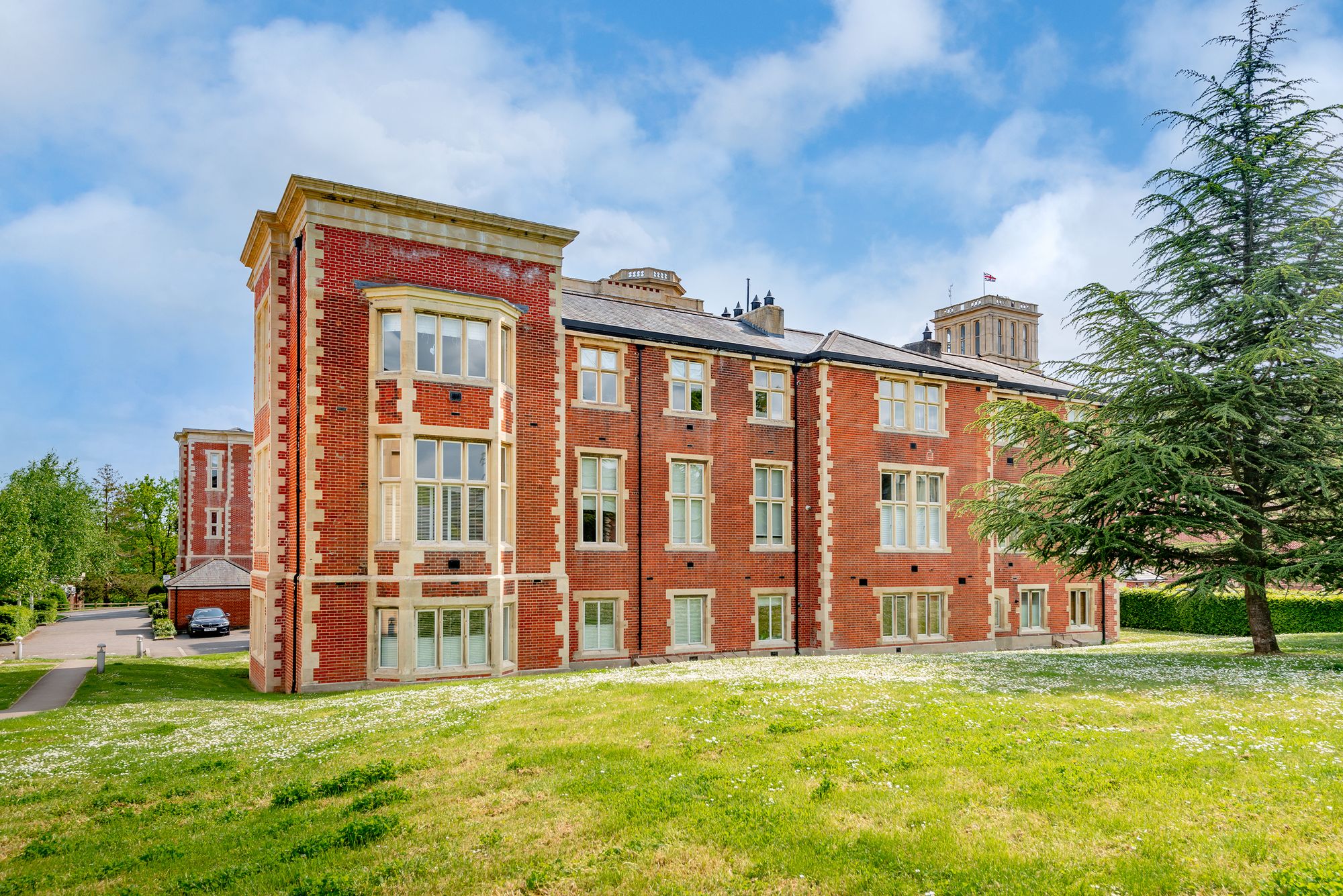 2 bed apartment for sale in Royal Earlswood Park, Redhill - Property Image 1