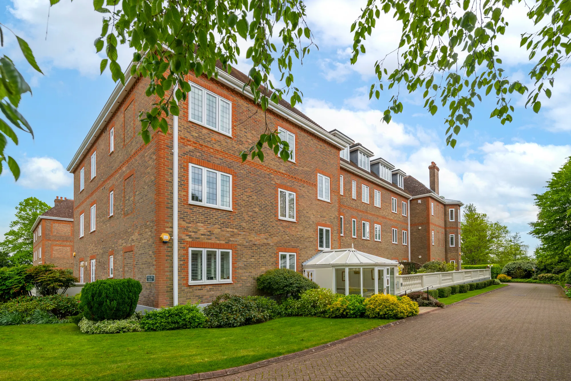 2 bed apartment for sale in Batts Hill, Reigate - Property Image 1