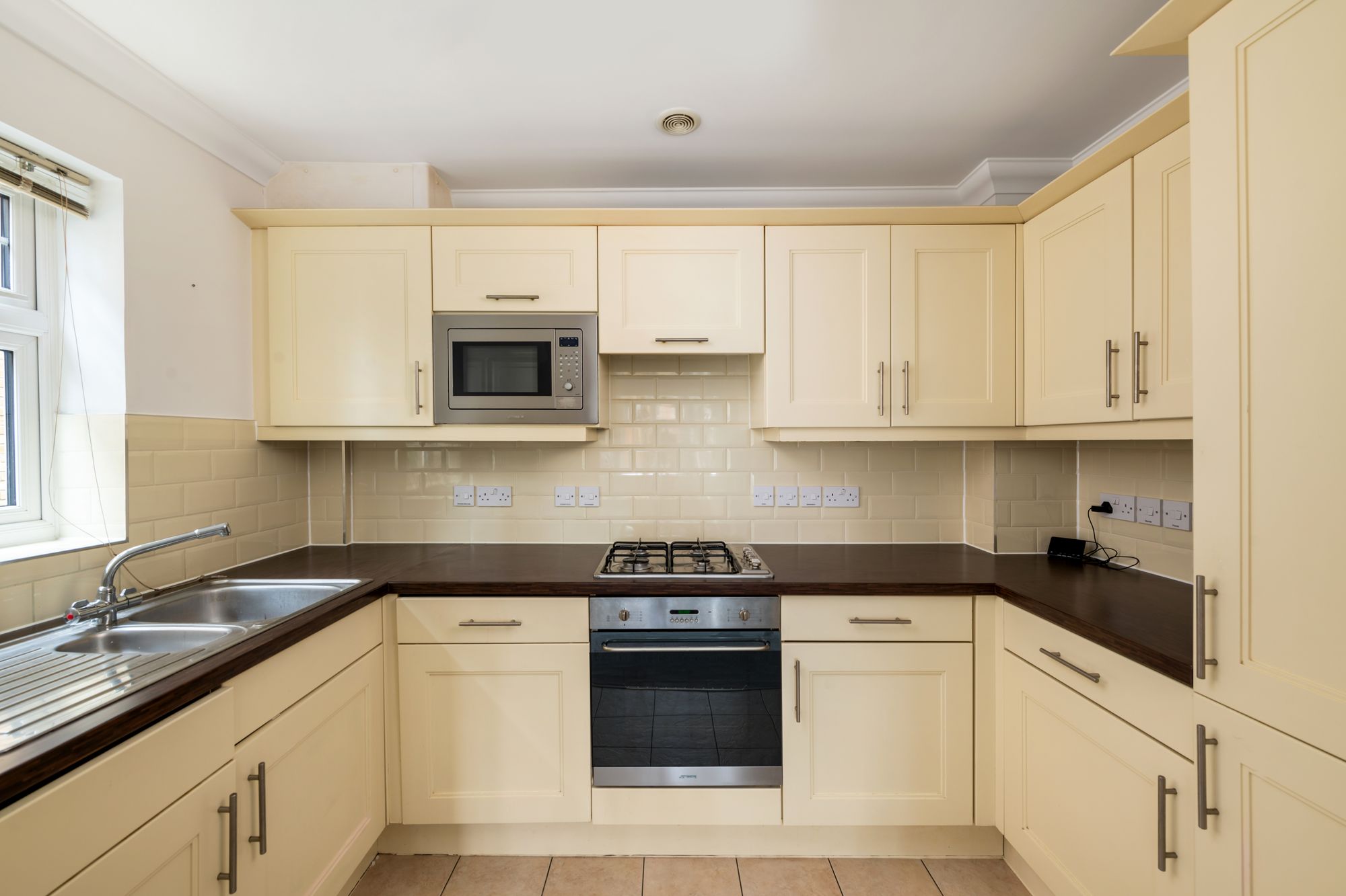 2 bed flat for sale in Reigate Hill, Reigate  - Property Image 3