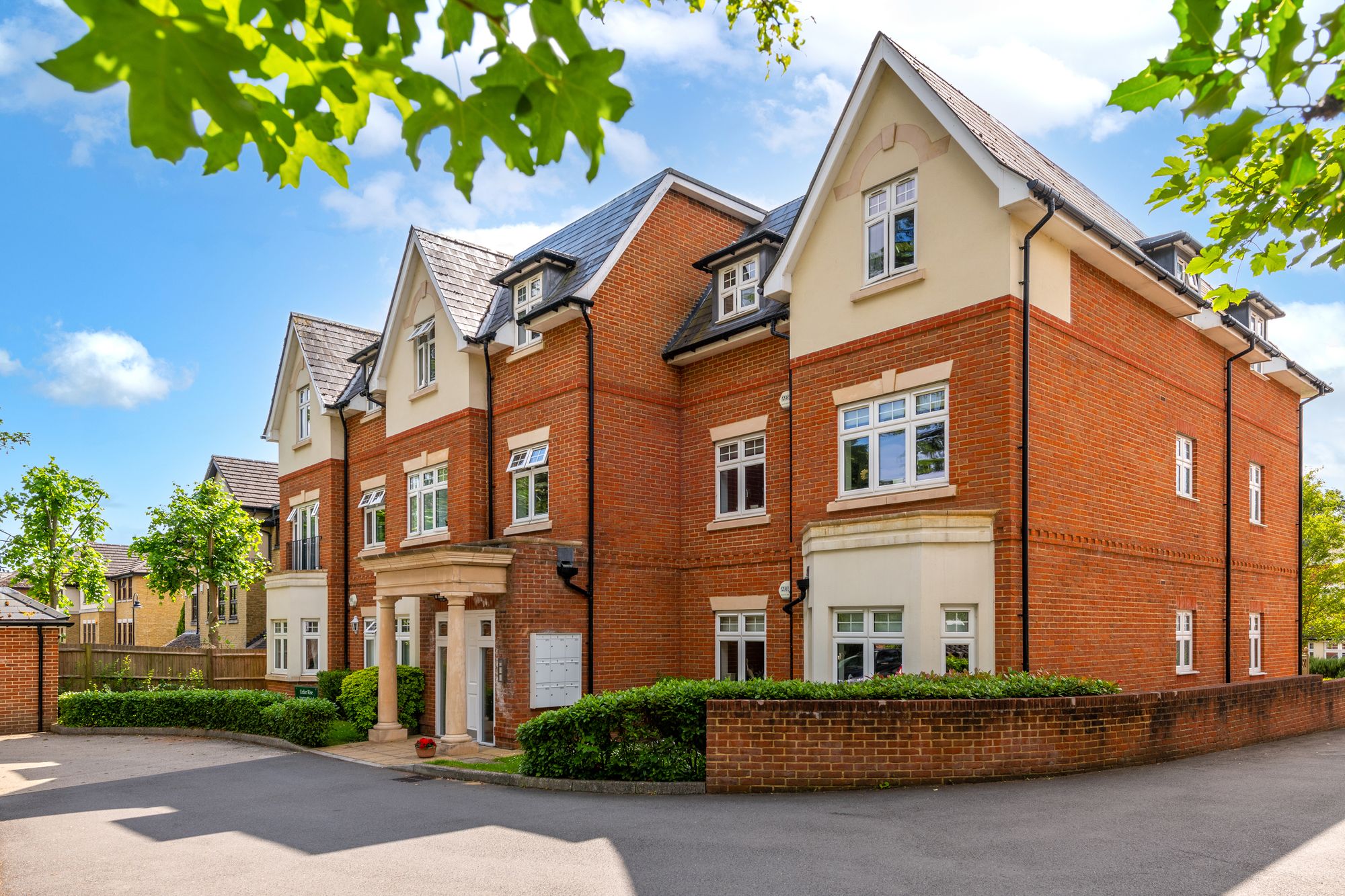 2 bed flat for sale in Reigate Hill, Reigate  - Property Image 1