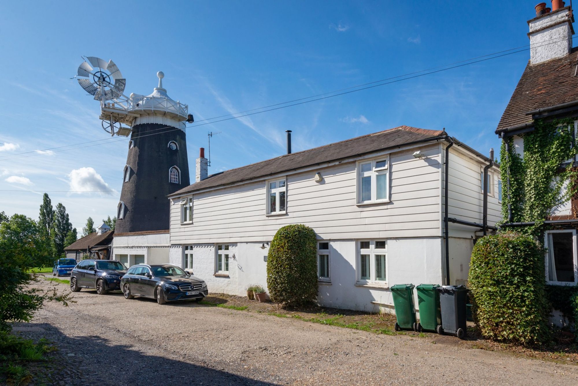 3 bed detached house to rent in Batts Hill, Reigate, RH2