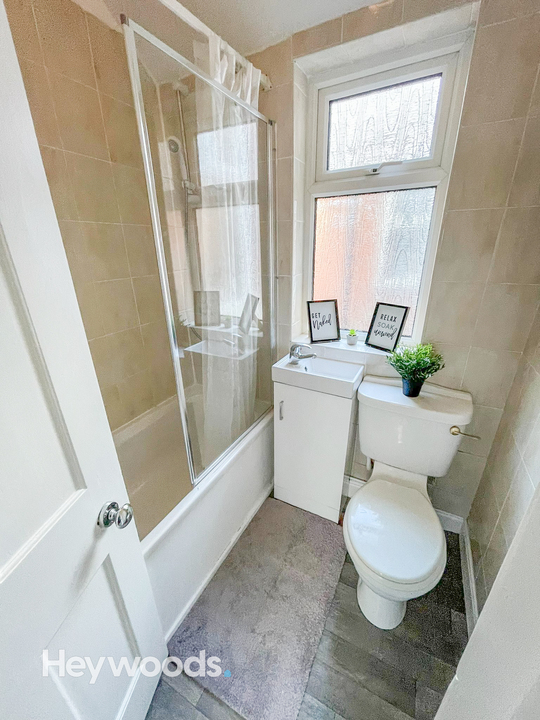 4 bed house of multiple occupation to rent in Albany Road, Newcastle-under-Lyme  - Property Image 12