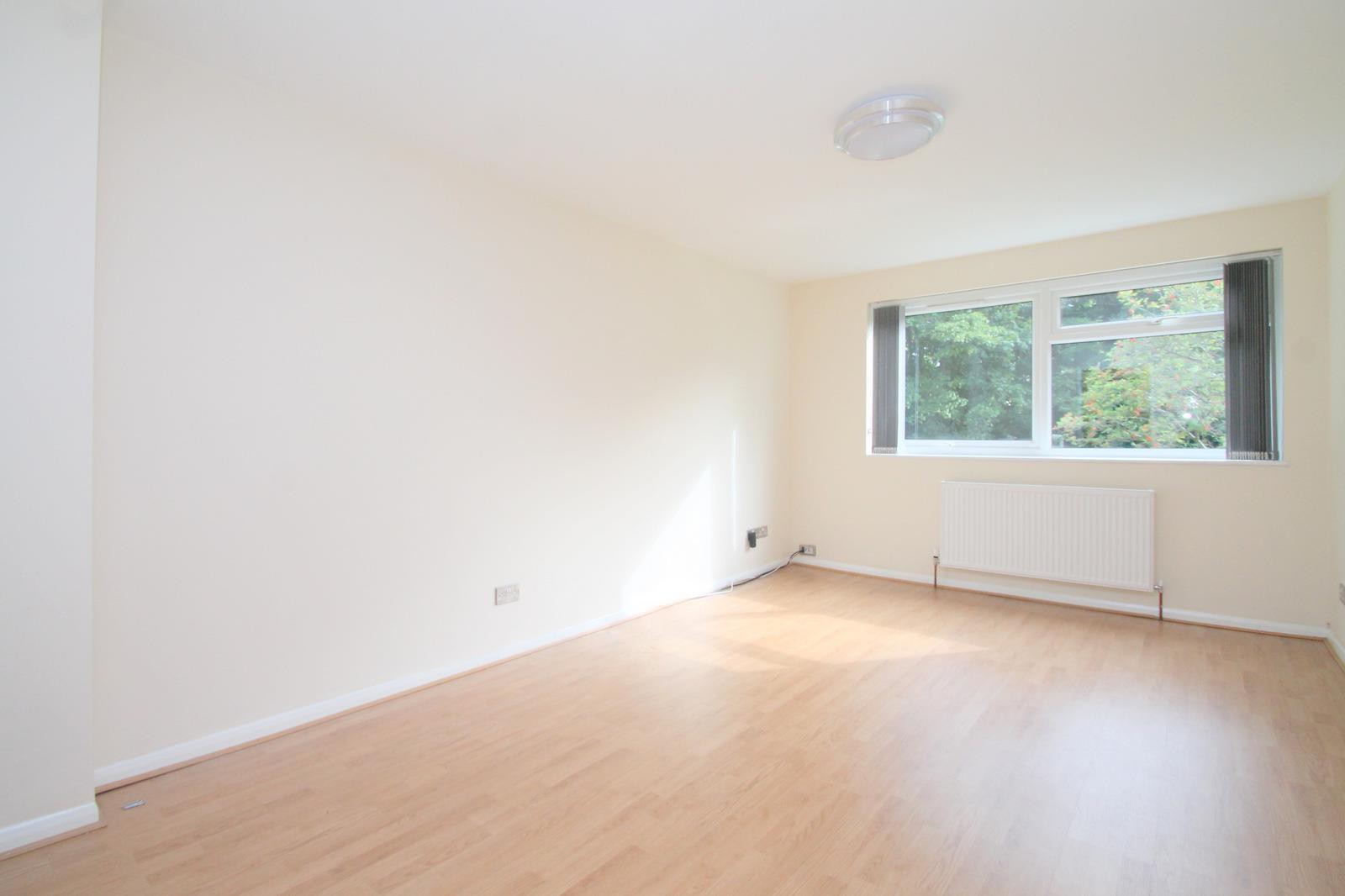 2 bed to rent in Hillside Road, Whyteleafe 1