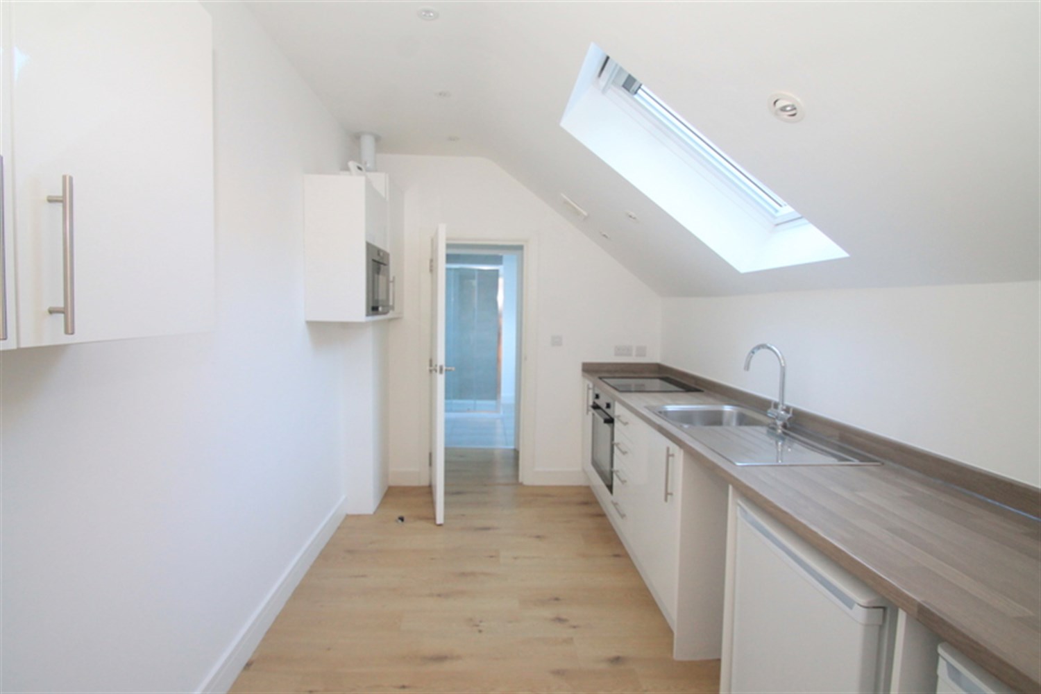2 bed to rent in Brighton Road, Purley 1