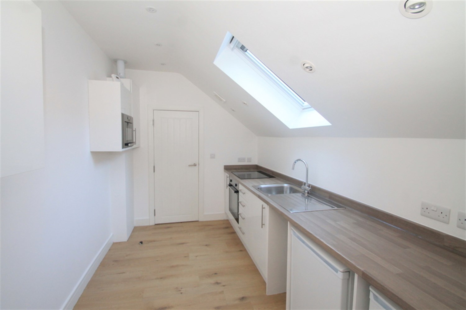 2 bed to rent in Brighton Road, Purley 2