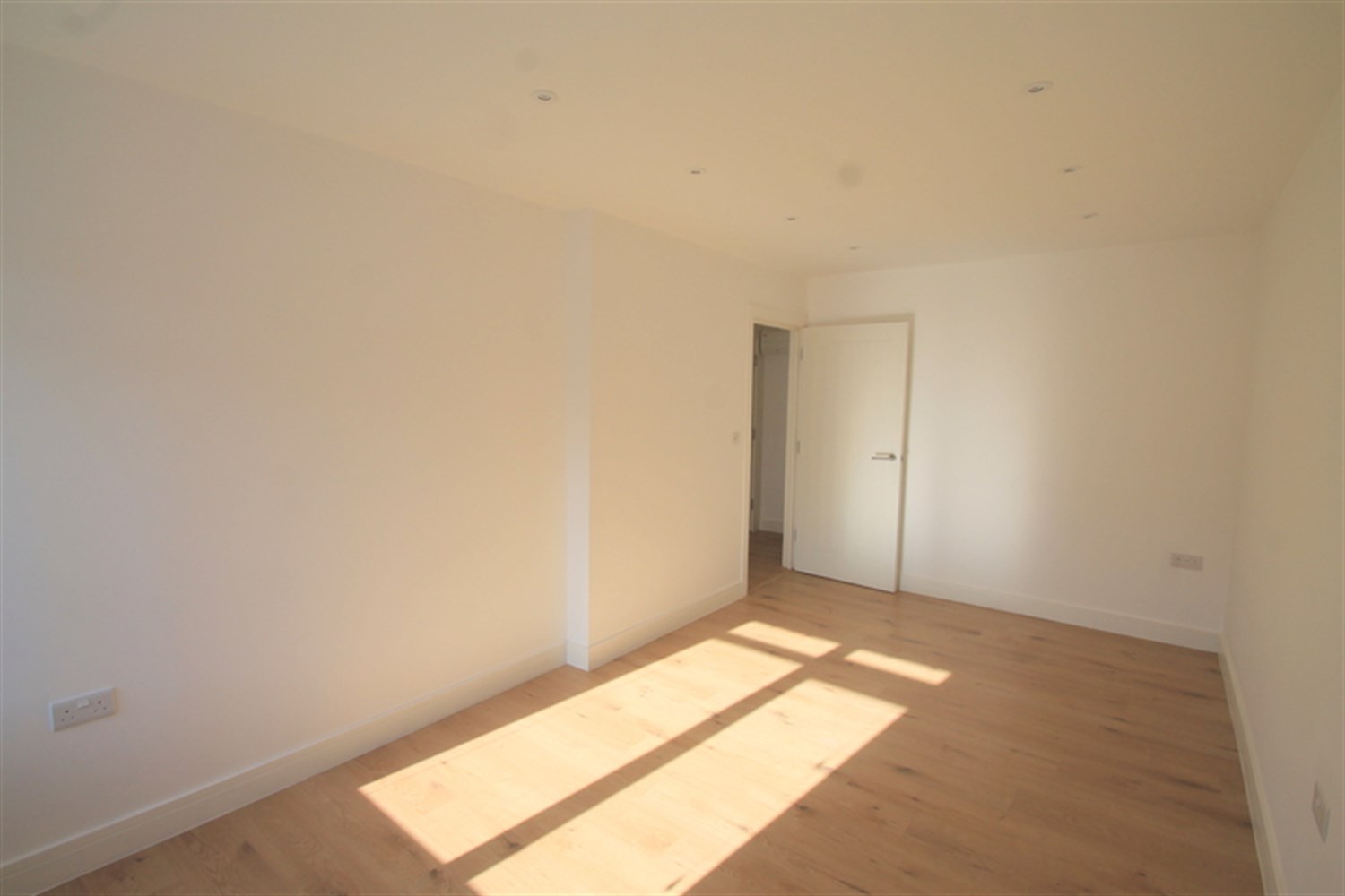 2 bed to rent in Brighton Road, Purley 1