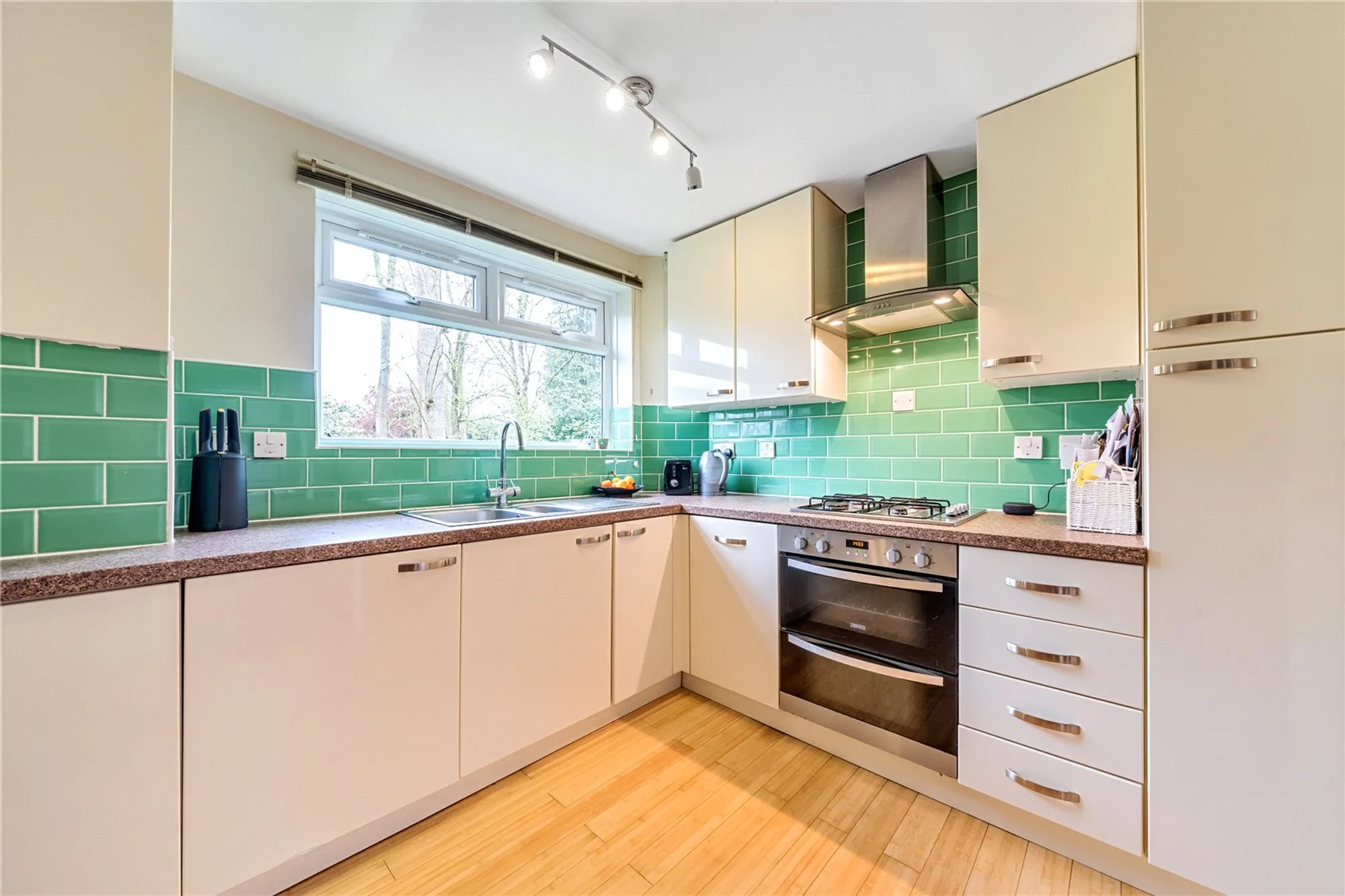 2 bed flat for sale in Hayes Lane, Kenley 2