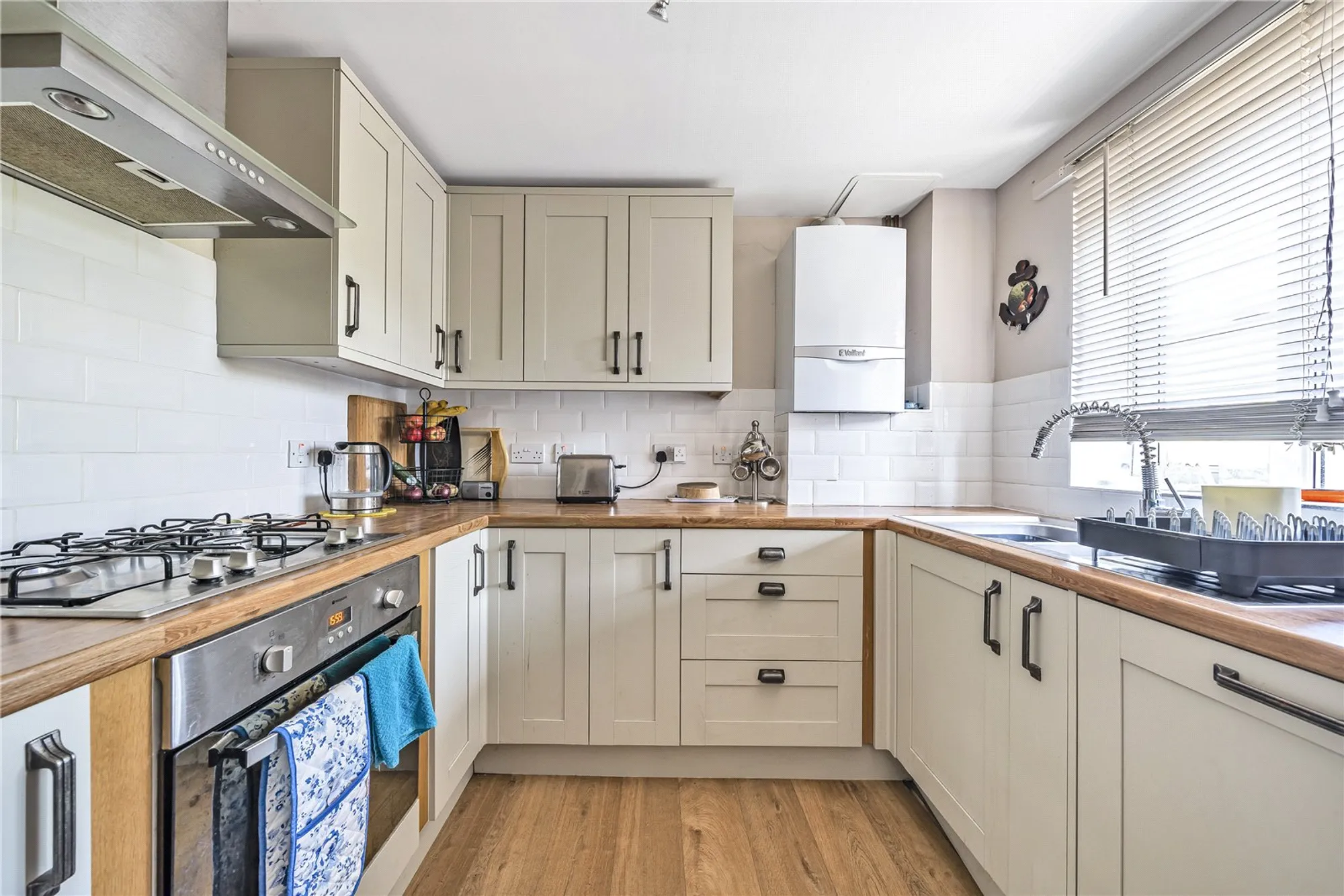 2 bed flat for sale in Sergeants Place, Caterham  - Property Image 3